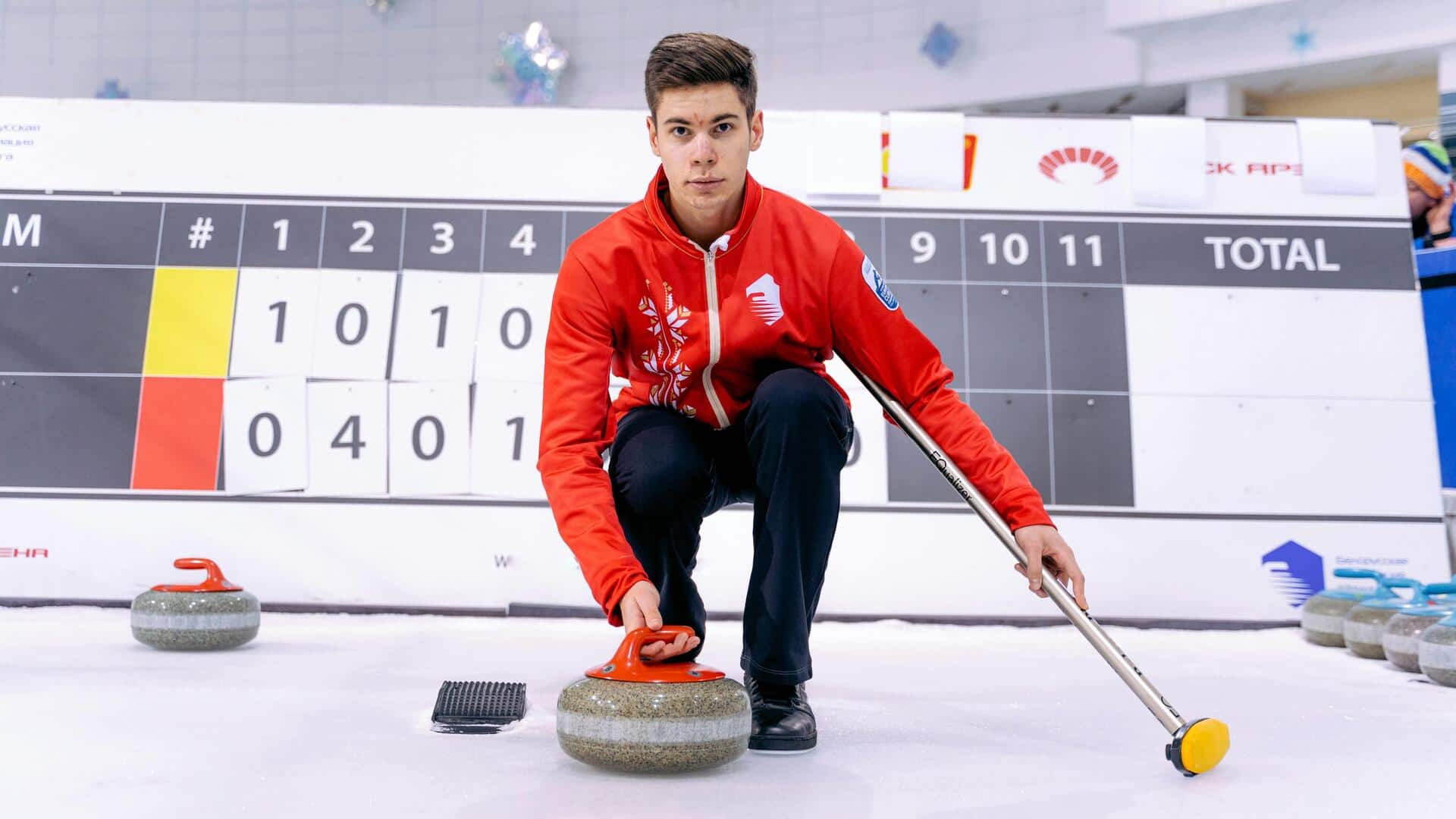 Mengapa curling menggunakan sapu?