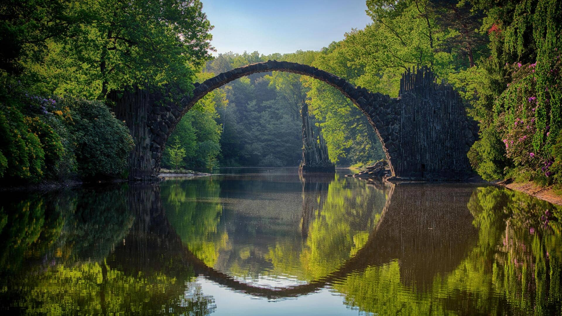 Menjelajahi Jembatan Iblis yang Misterius di Kromlau, Jerman