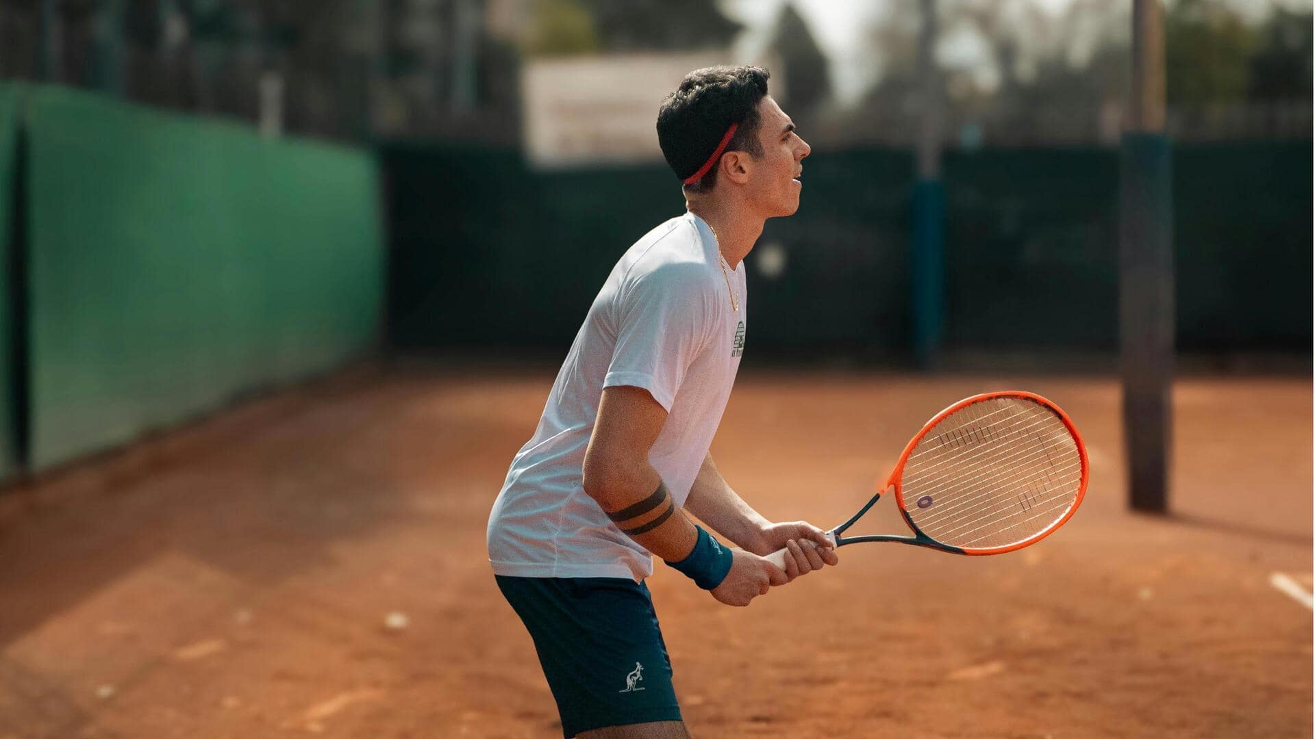 Mengapa lapangan tenis terbuat dari bahan berbeda?