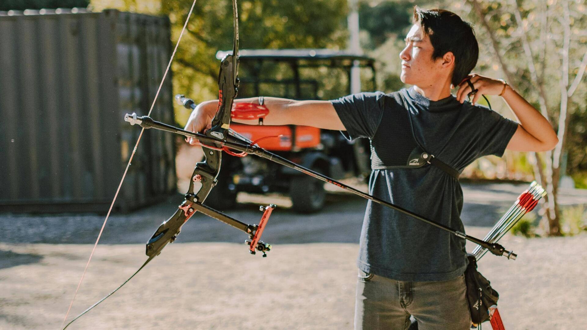 Pengaruh fletching panah pada presisi dan penerbangan