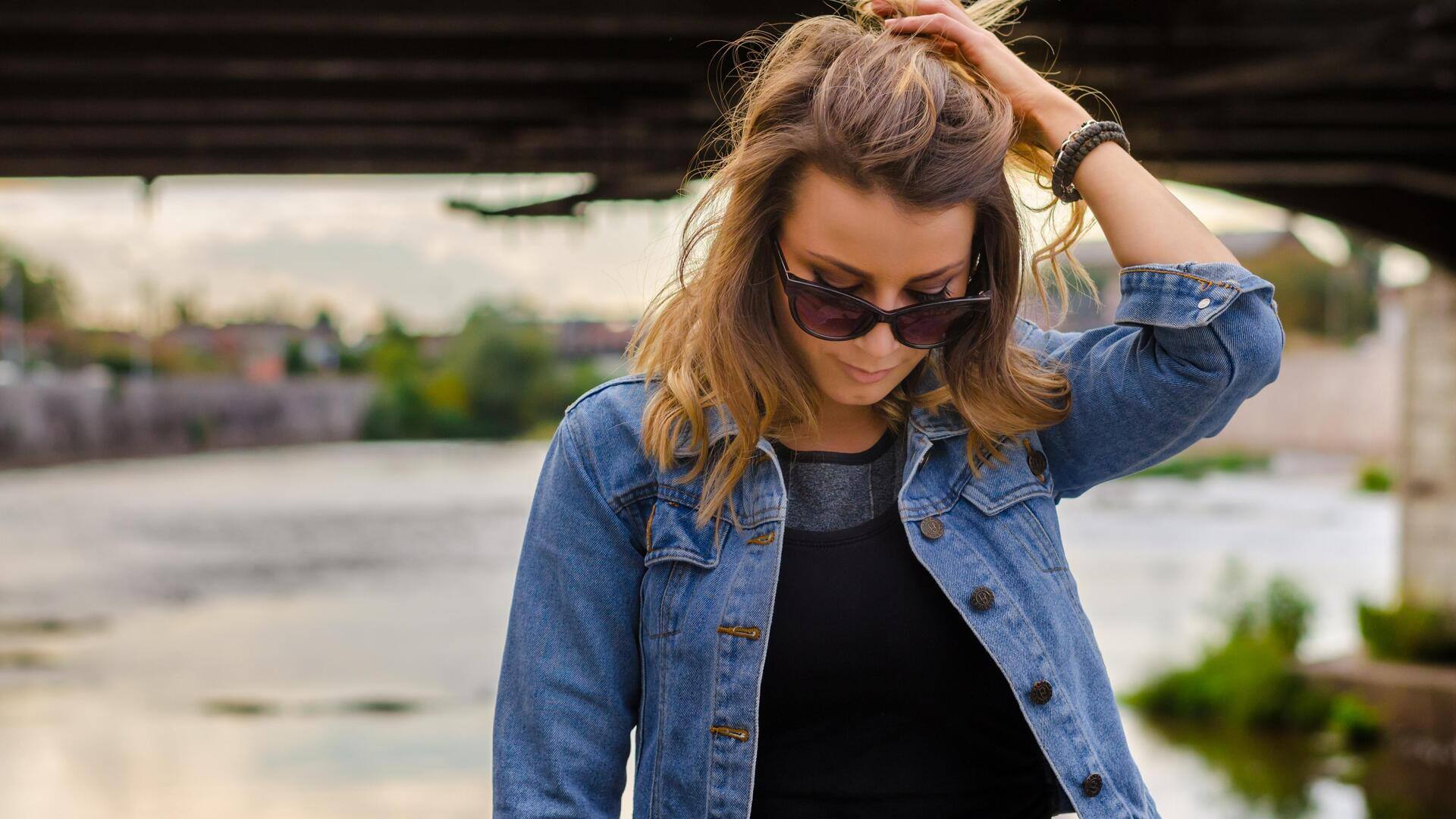 Cara memakai jaket denim yang serbaguna