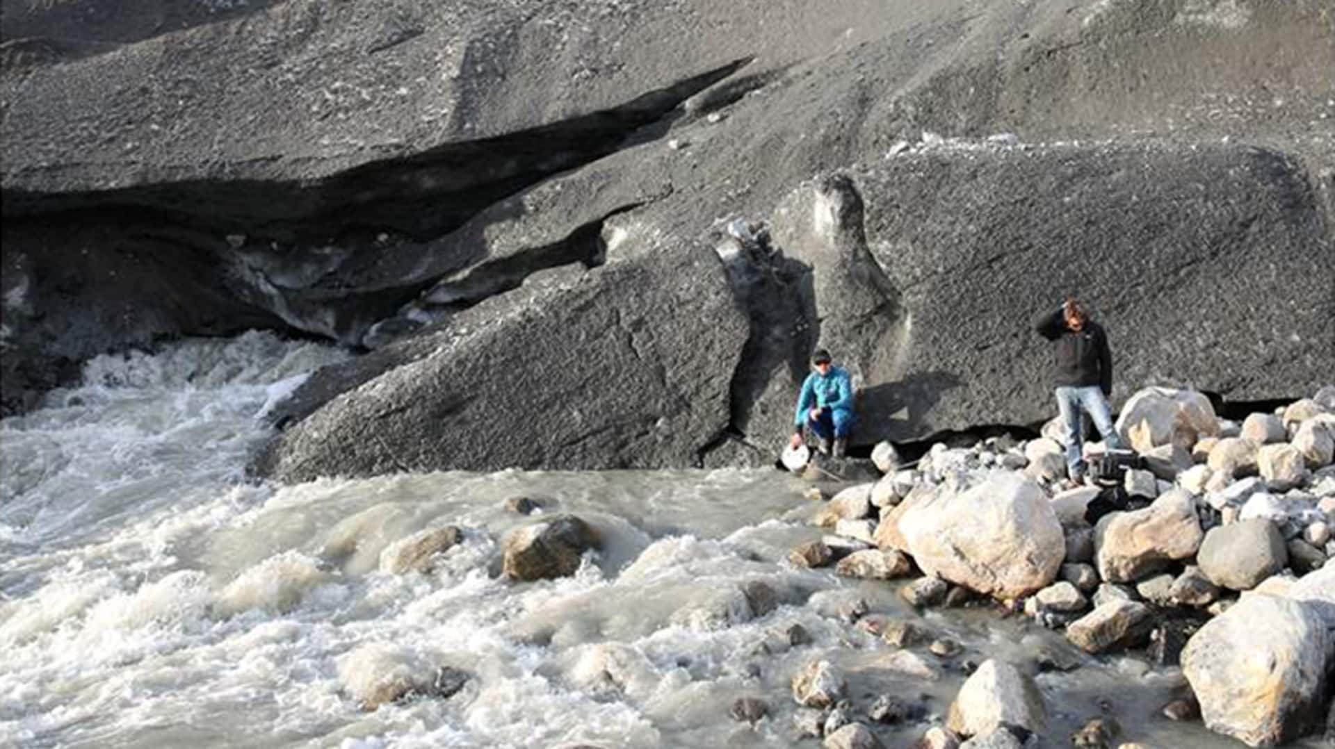 Menjajal Kanal Sungai Gletser Bawah Tanah di Greenland