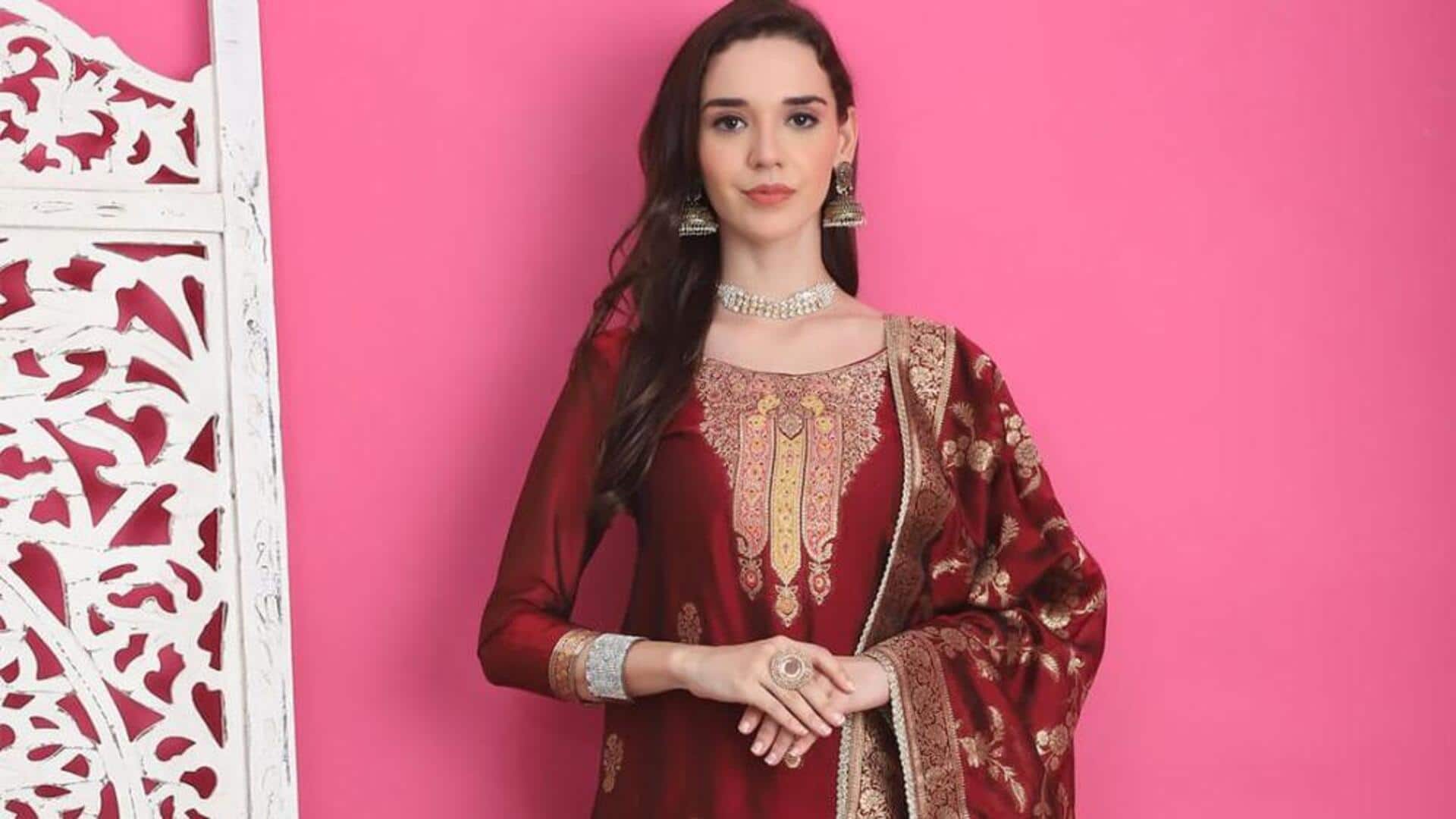 Kombinasi warna cerdas untuk pakaian malam India yang meriah