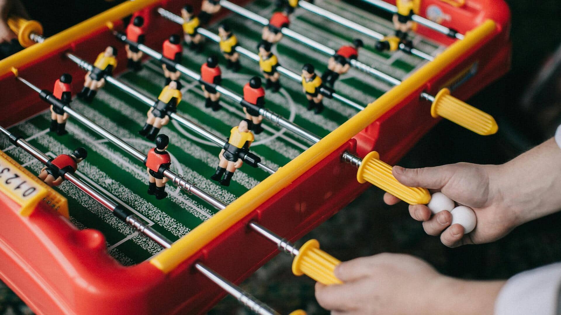 Mengapa pegangan sepak bola meja berbeda bentuknya?