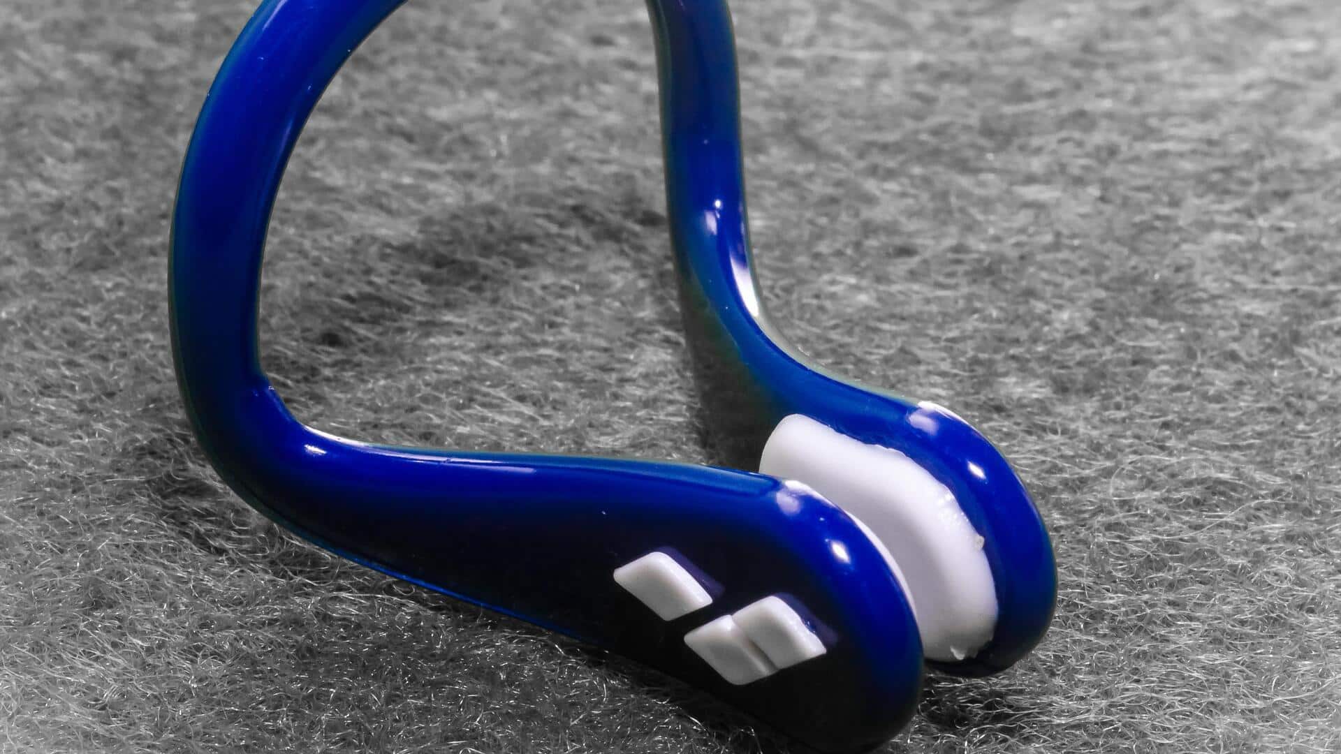 Mengapa perenang artistik memakai penjepit hidung?