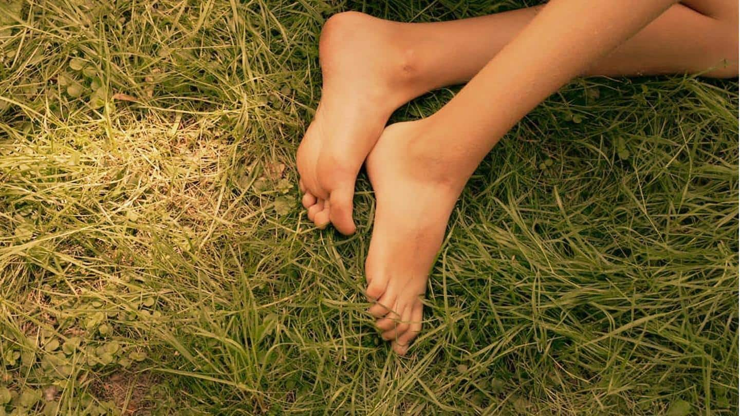 Berjalan tanpa alas kaki di atas rumput untuk dapatkan manfaat-manfaat ini