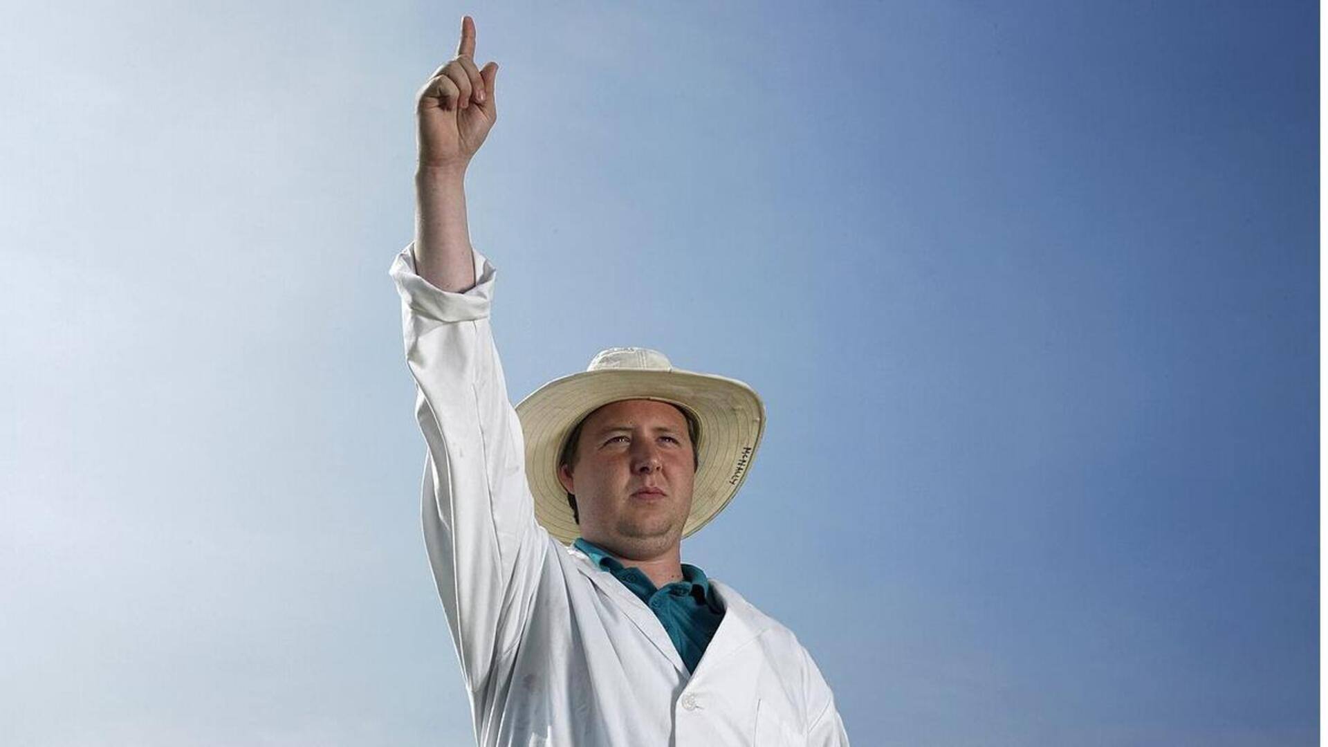 Mengapa wasit kriket memakai jas putih?