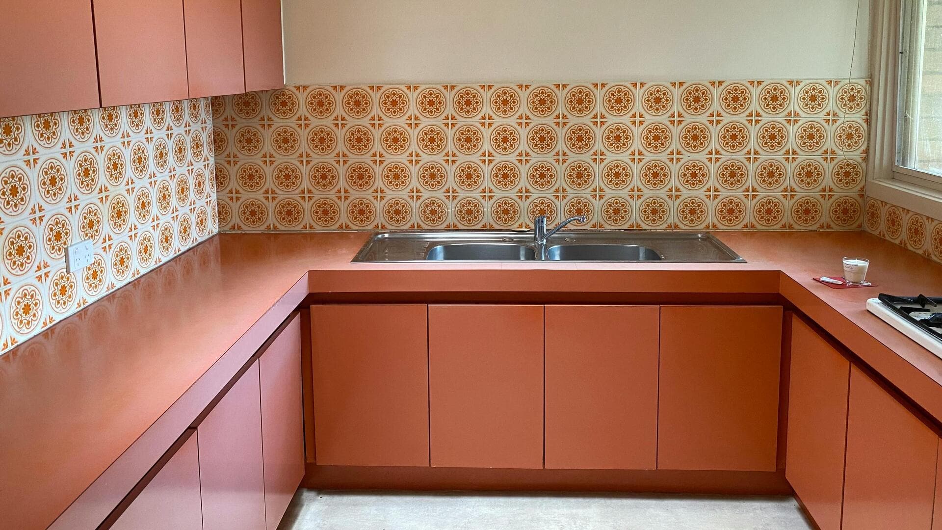 Solusi penyimpanan bawah meja dapur dengan slider