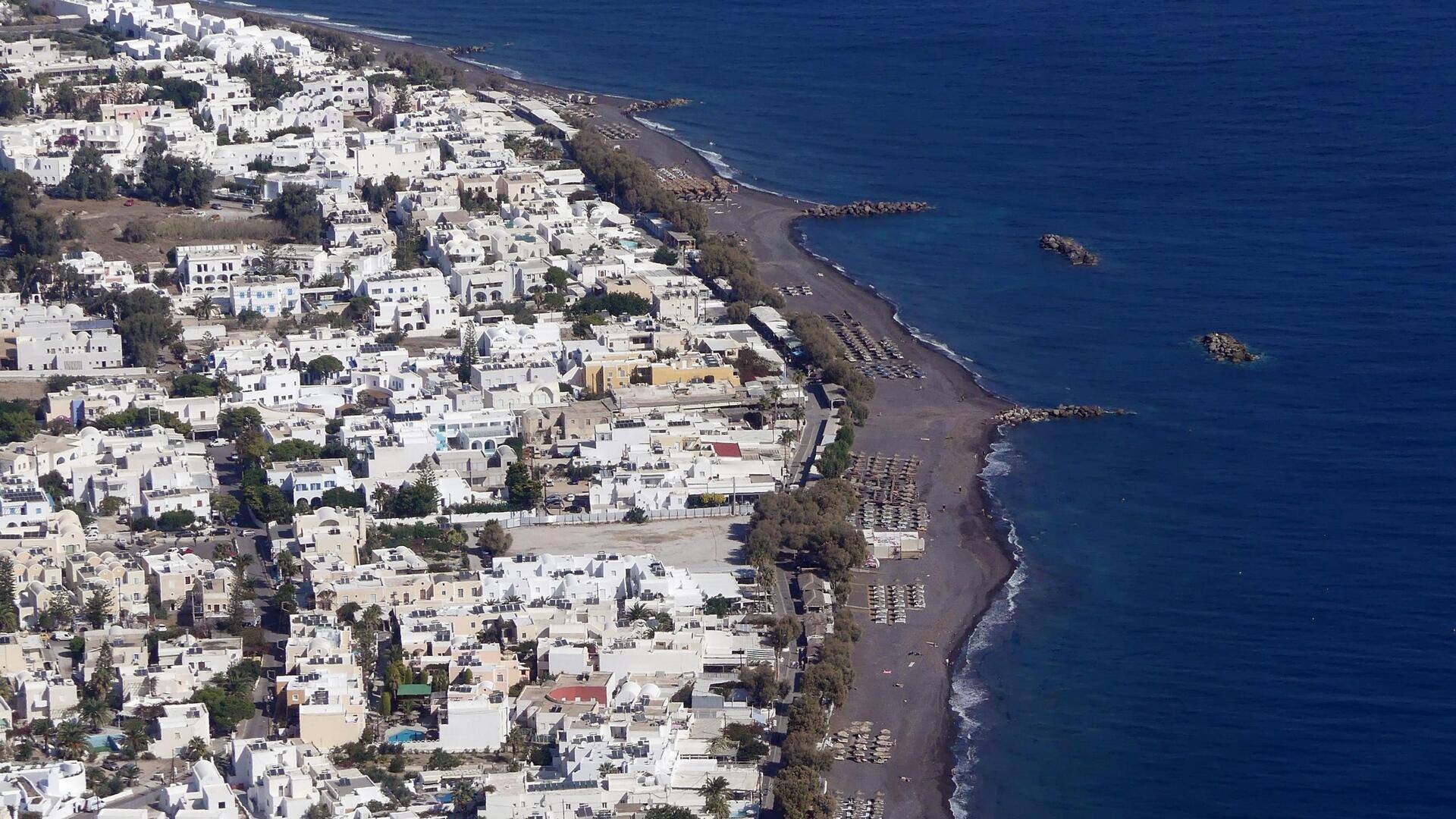 Menjelajahi Pantai Tersembunyi Santorini di Luar Pemandangan Matahari Terbenam Oia
