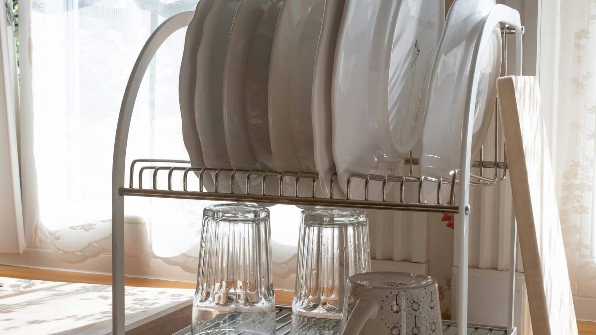 Cara mencegah peralatan tergelincir saat mengering di rak