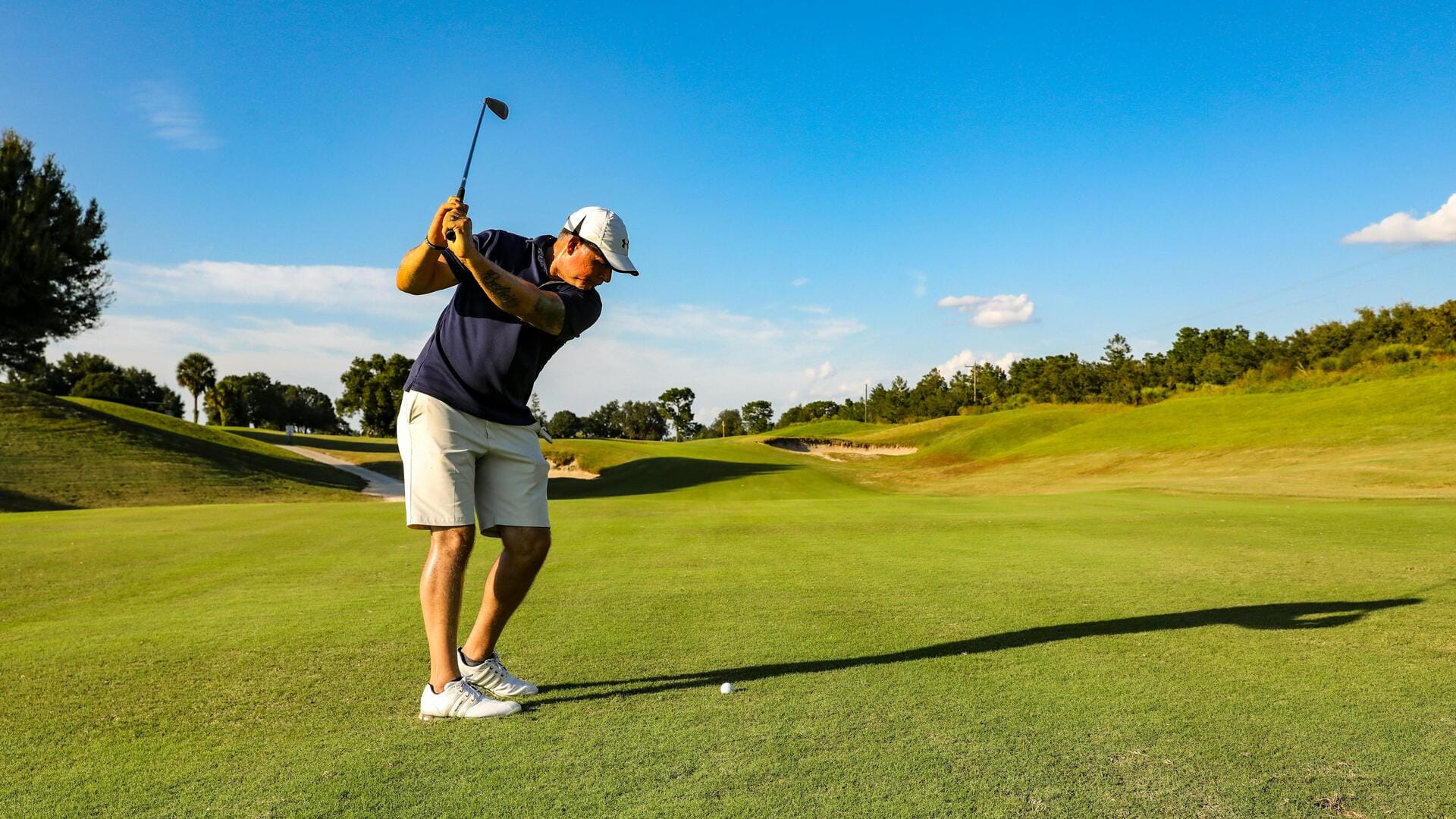 Mengapa pegolf memperbaiki bekas di green setelah putting?