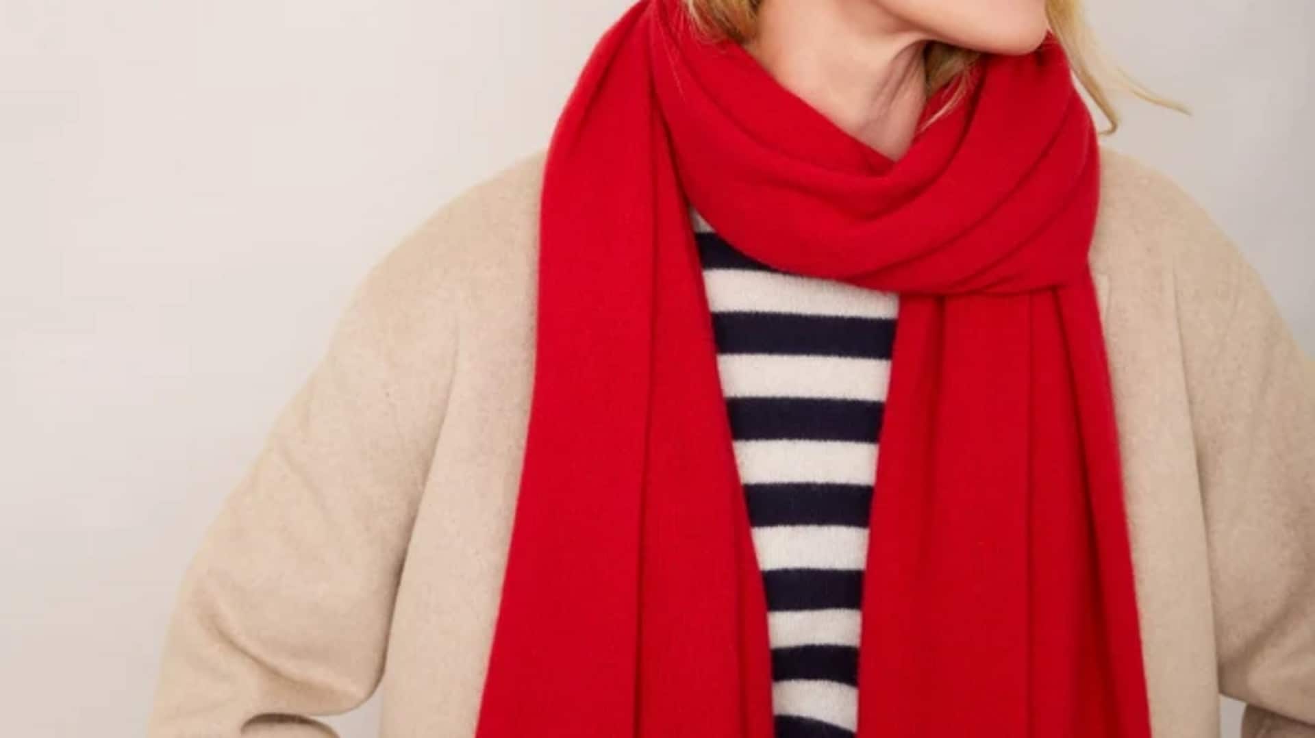 Aksesori merah ceri menghidupkan gaya musim dingin India