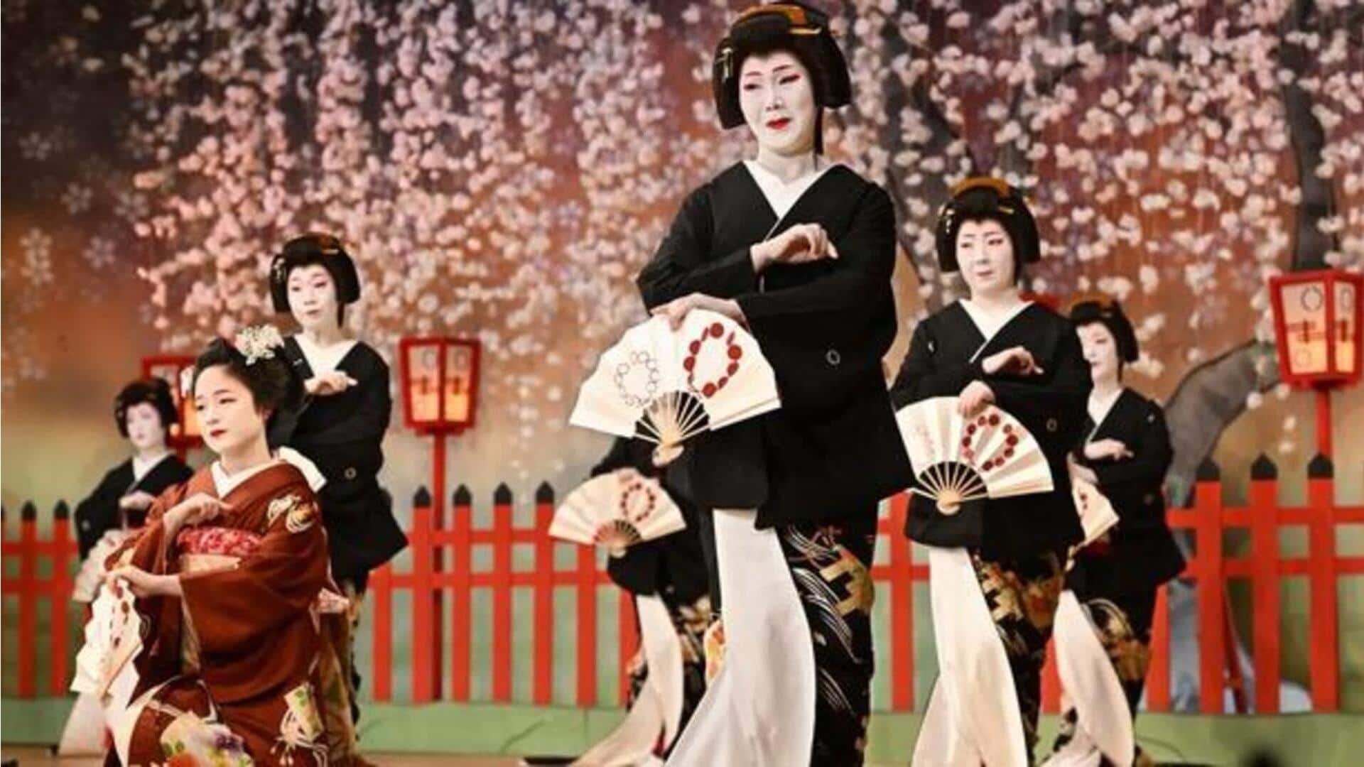 Pertunjukan tari geisha yang memesona di sepanjang musim