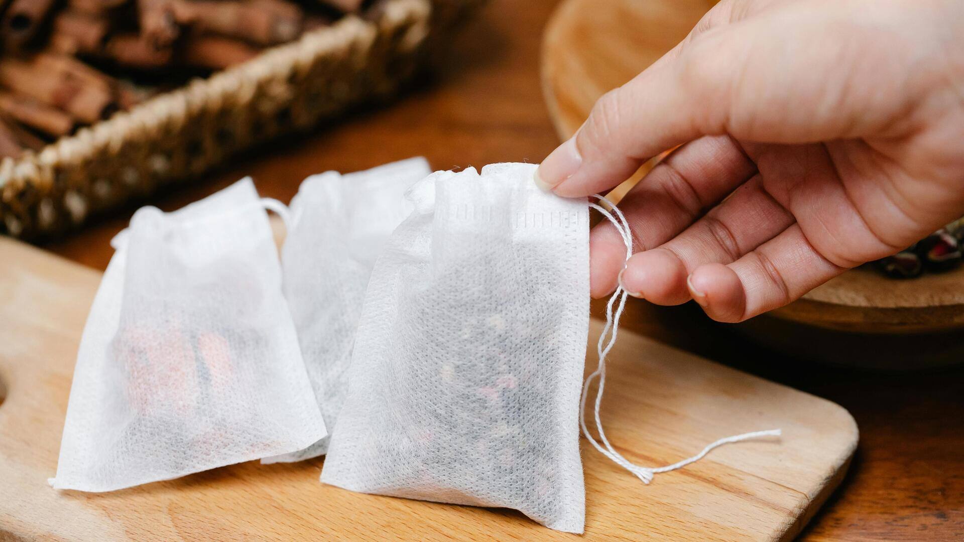 Membuat sachet aromatik dari herbal dapur