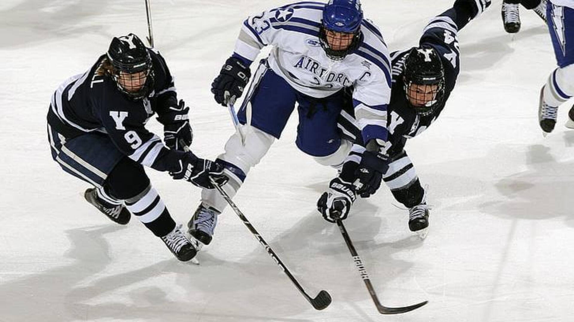 Mengapa permukaan es hoki sangat halus?