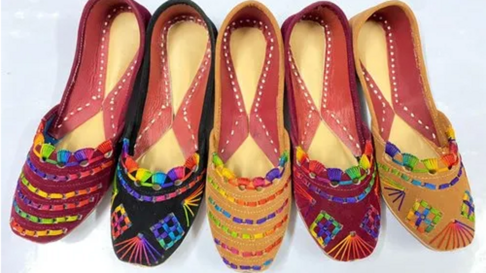 Jutti berwarna-warni untuk pakaian tradisional