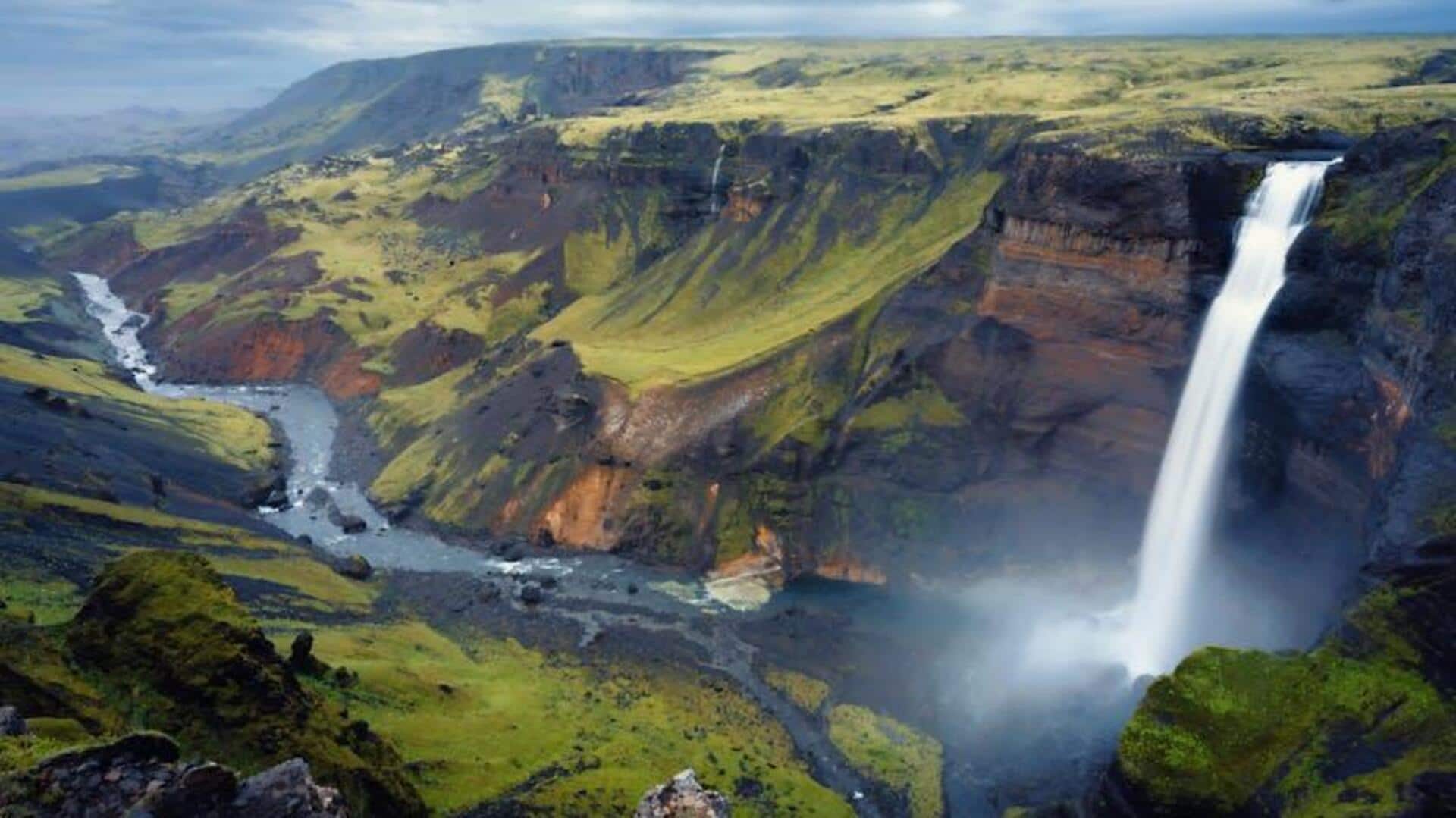 Menjelajahi Air Terjun Mistis Islandia di Luar Tempat Wisata