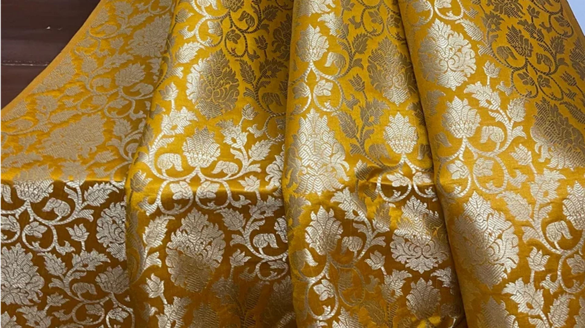 Cara memadukan brokat India dalam busana modern