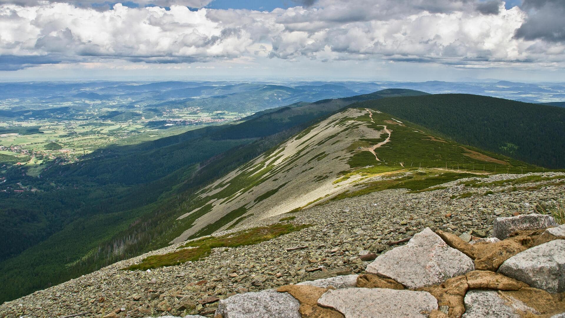 Jelajahi Keindahan Pegunungan Karkonosze, Polandia