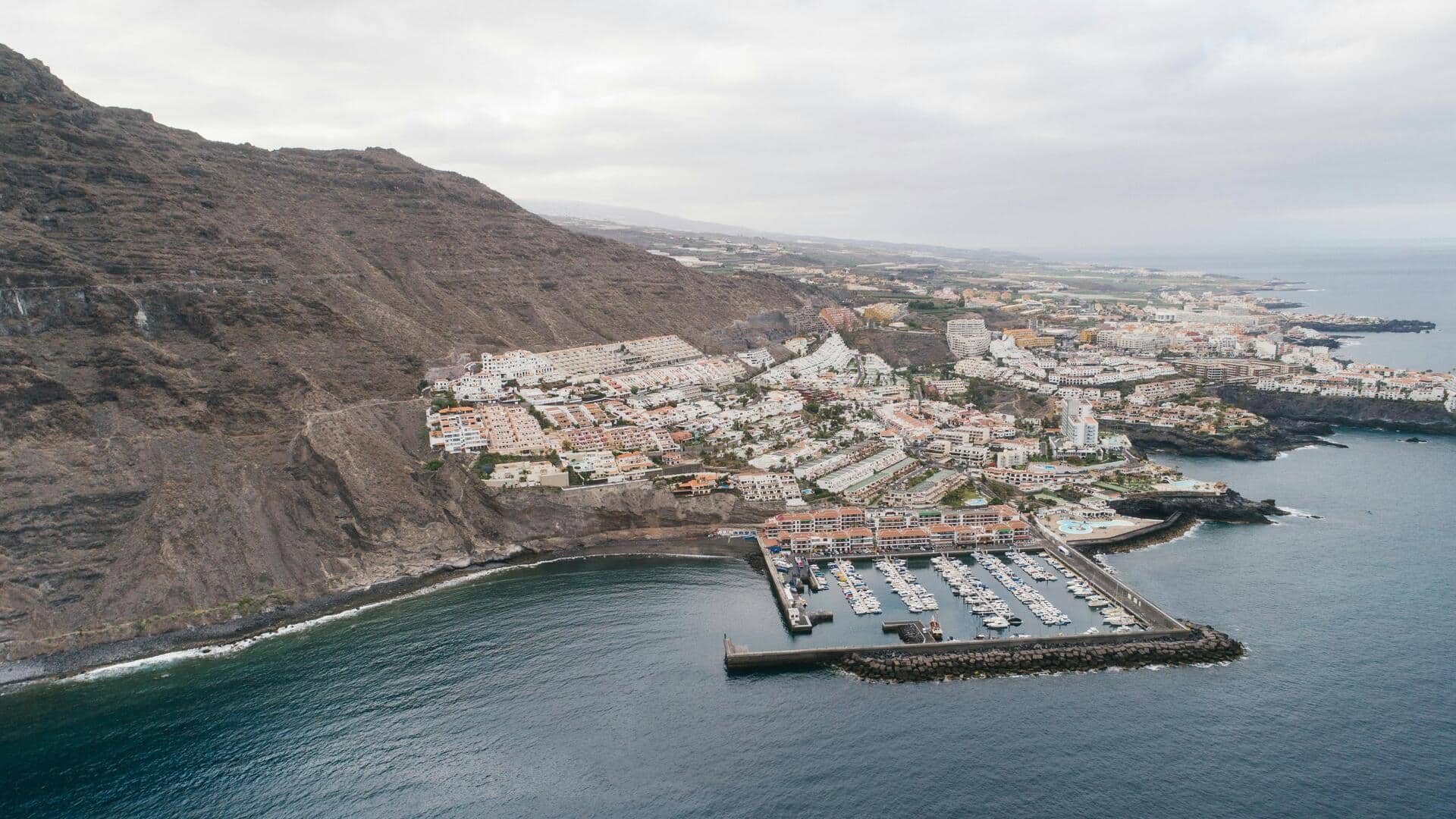 Menemukan Tebing dan Pemandangan Pantai Tenerife yang Dramatis Menemukan Tebing dan Pemandangan Pantai Tenerife yang Dramatis
