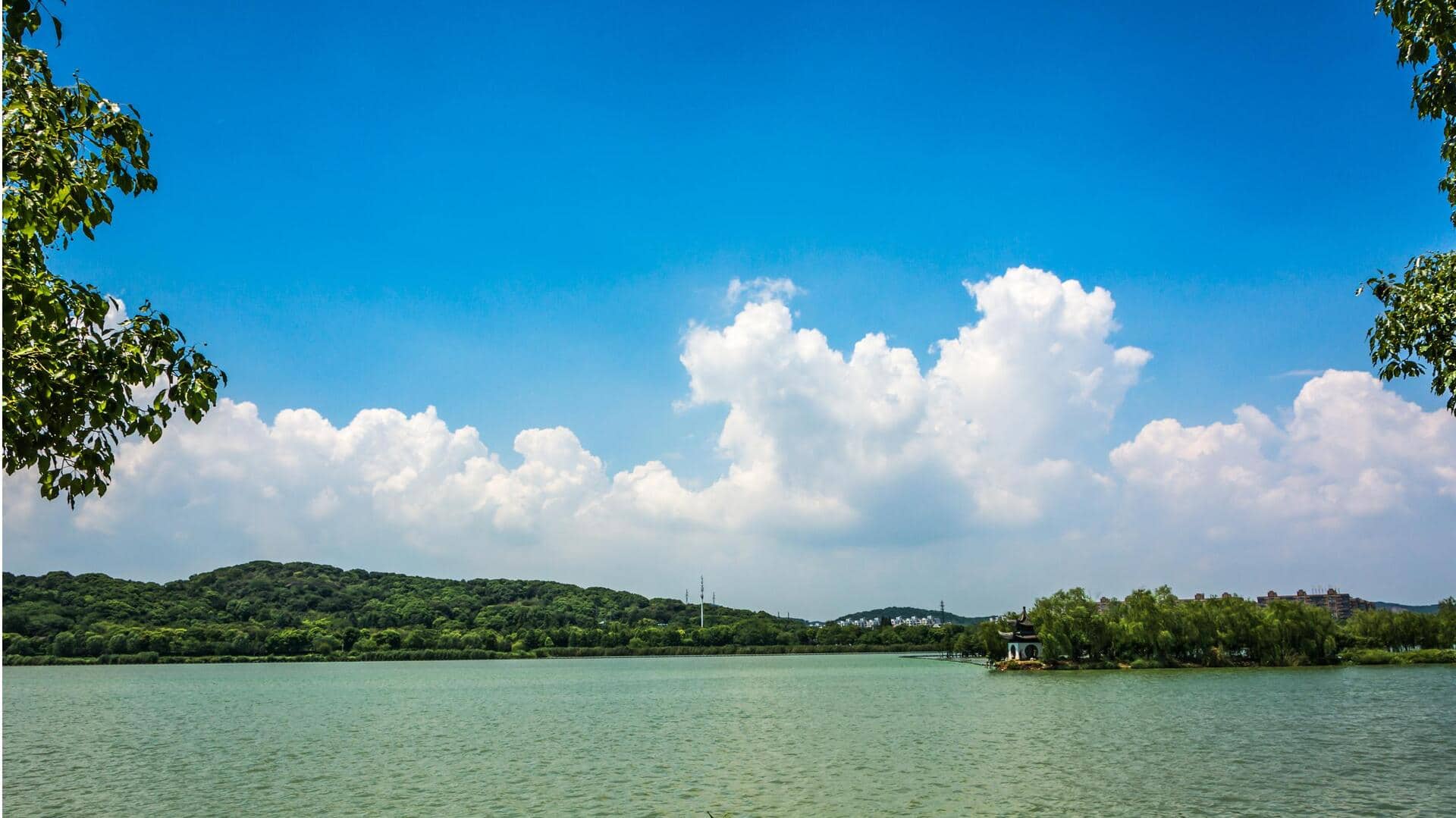Penjelasan Ilmiah tentang Warna Biru di Hamparan Langit