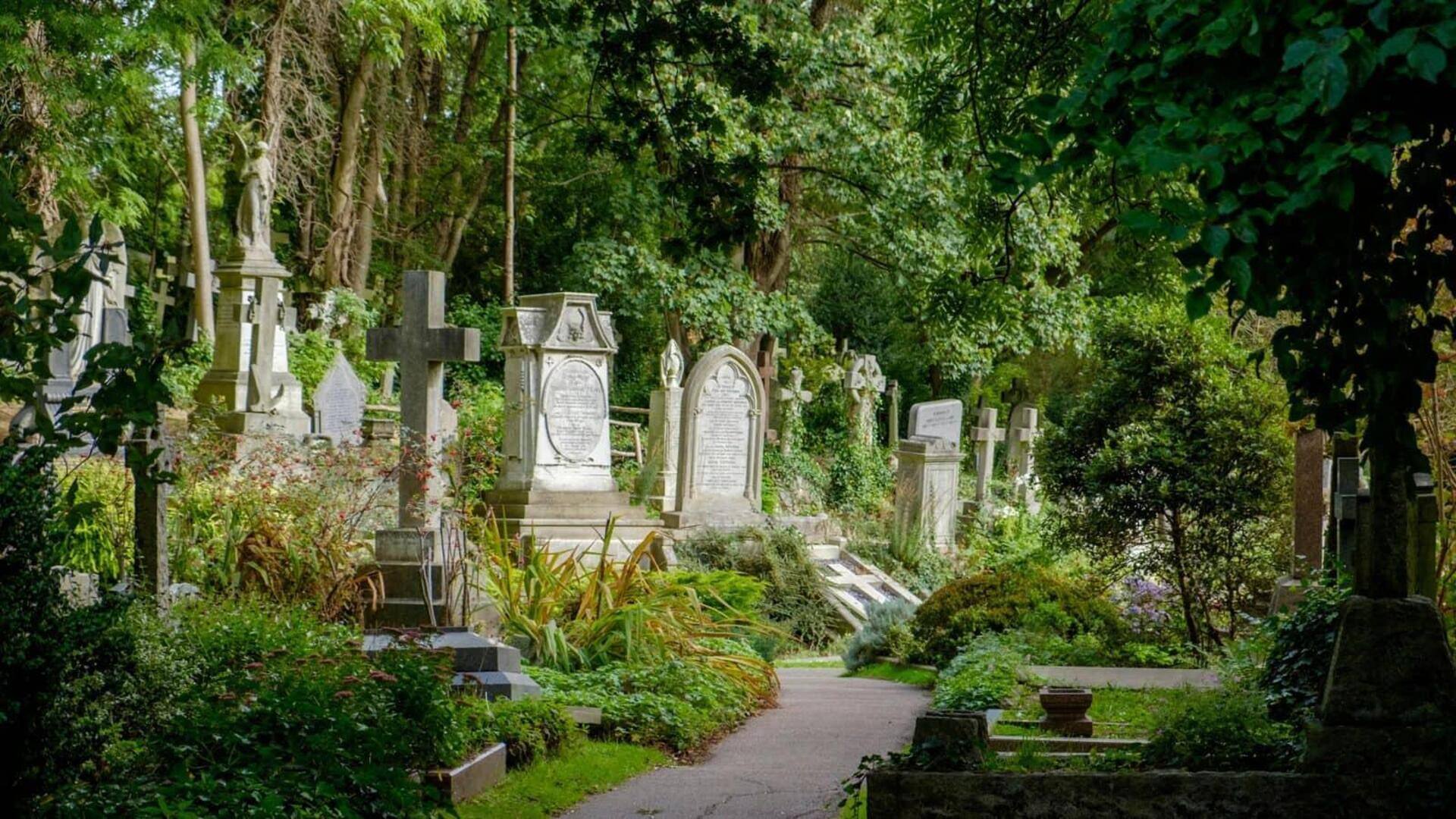 Jalan-jalan yang tenang di pemakaman Victoria di London