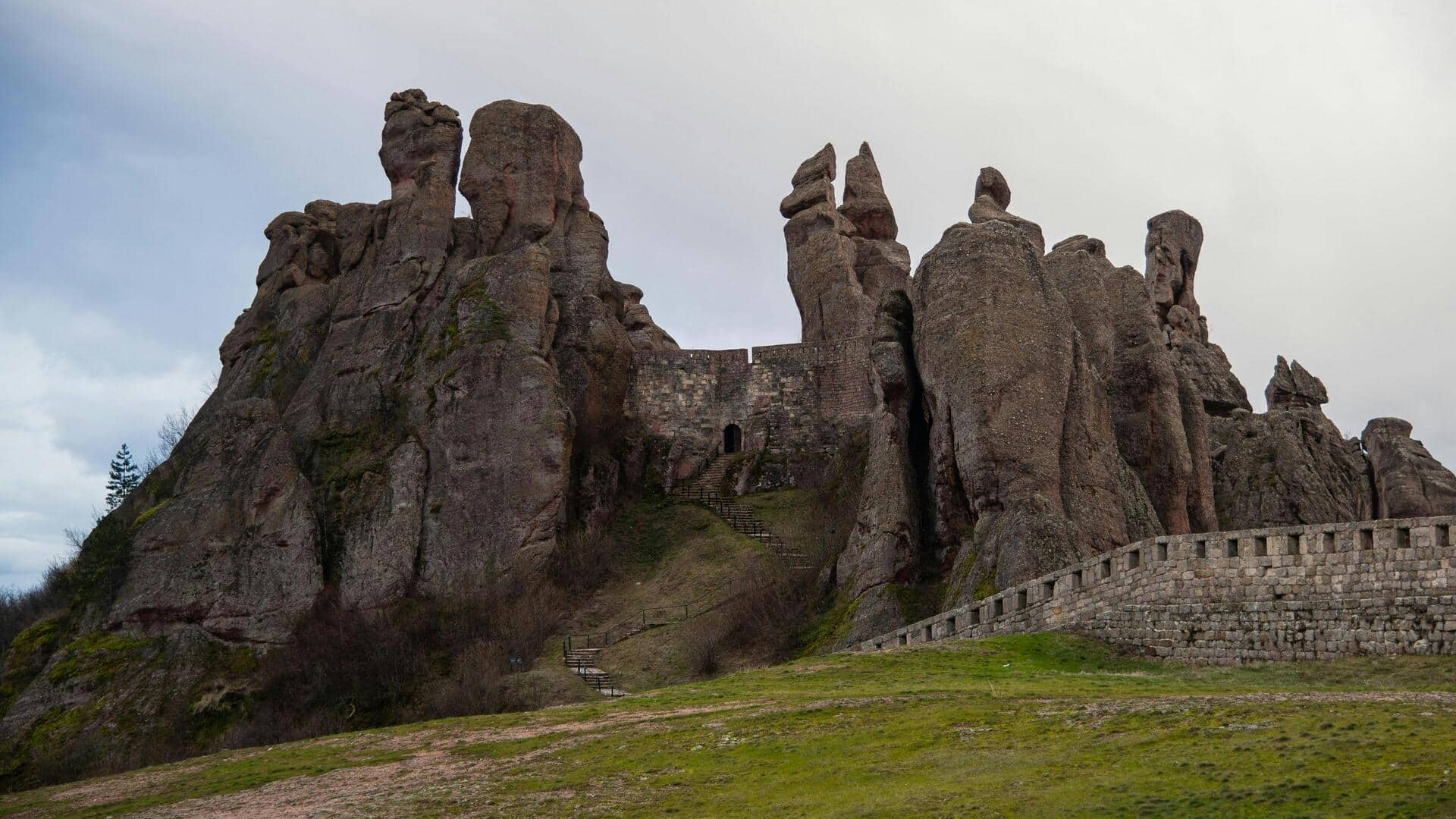 Menjelajahi Keajaiban Batu Belogradchik, Bulgaria