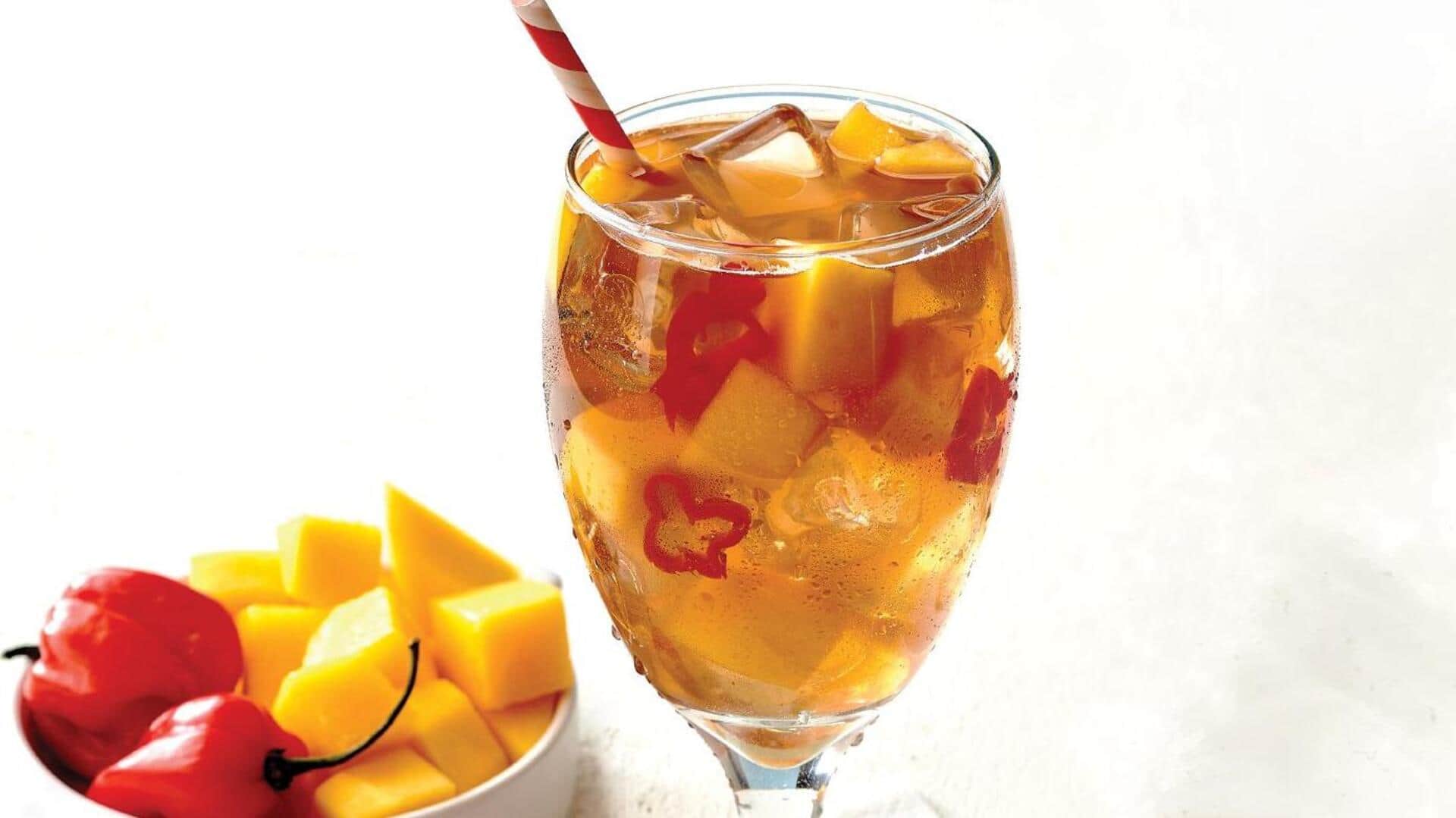 Teh Dingin yang Segar dengan Tambahan Cabai dan Buah Teh Dingin yang Segar dengan Tambahan Cabai dan Buah