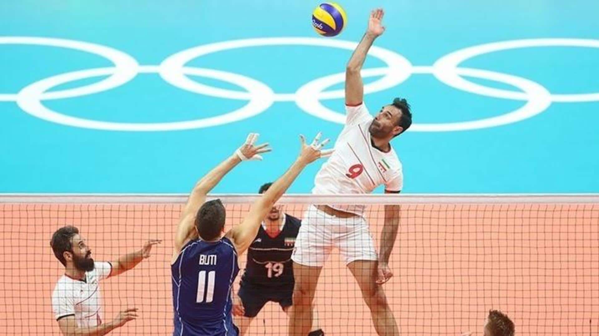 Mengapa pemain voli menendang bola saat pemanasan?