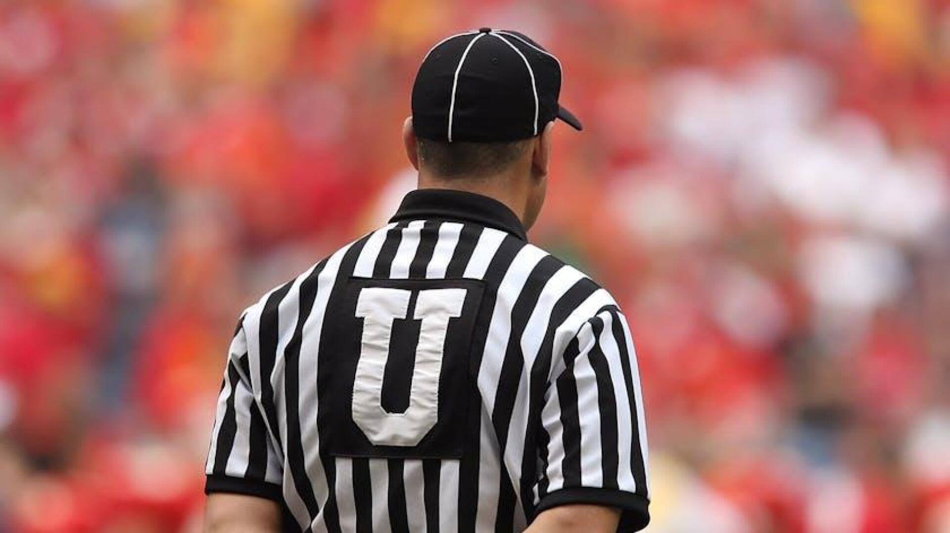 Mengapa wasit olahraga memakai pakaian bergaris dan peluit?