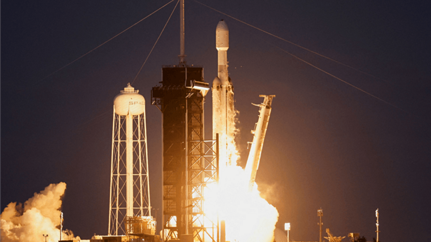 SpaceX meluncurkan Falcon Heavy; memulai misi Space Force rahasia