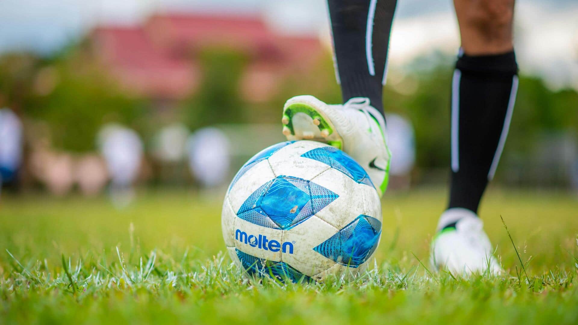 Mengapa bola sepak bisa melengkung di udara? Mengapa bola sepak bisa melengkung di udara?
