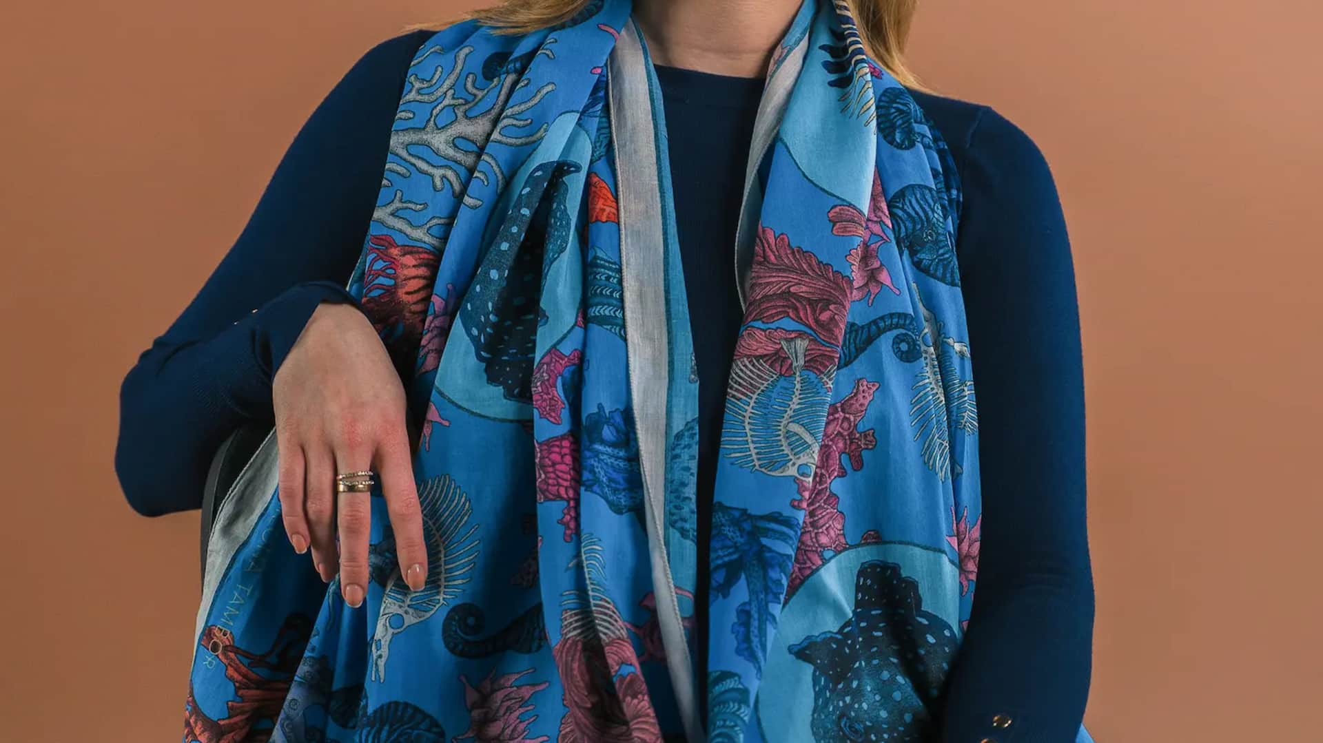 Tip berlapis musiman dengan aksesori katun elegan