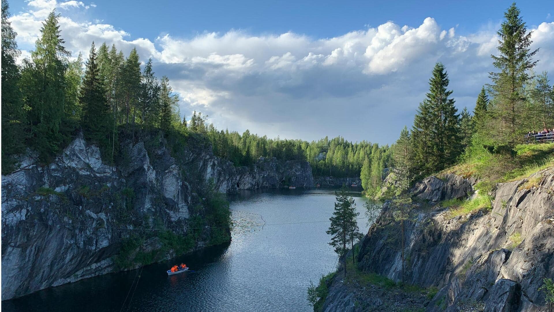 Menjelajahi Keindahan Marble Canyon di Ruskeala, Rusia