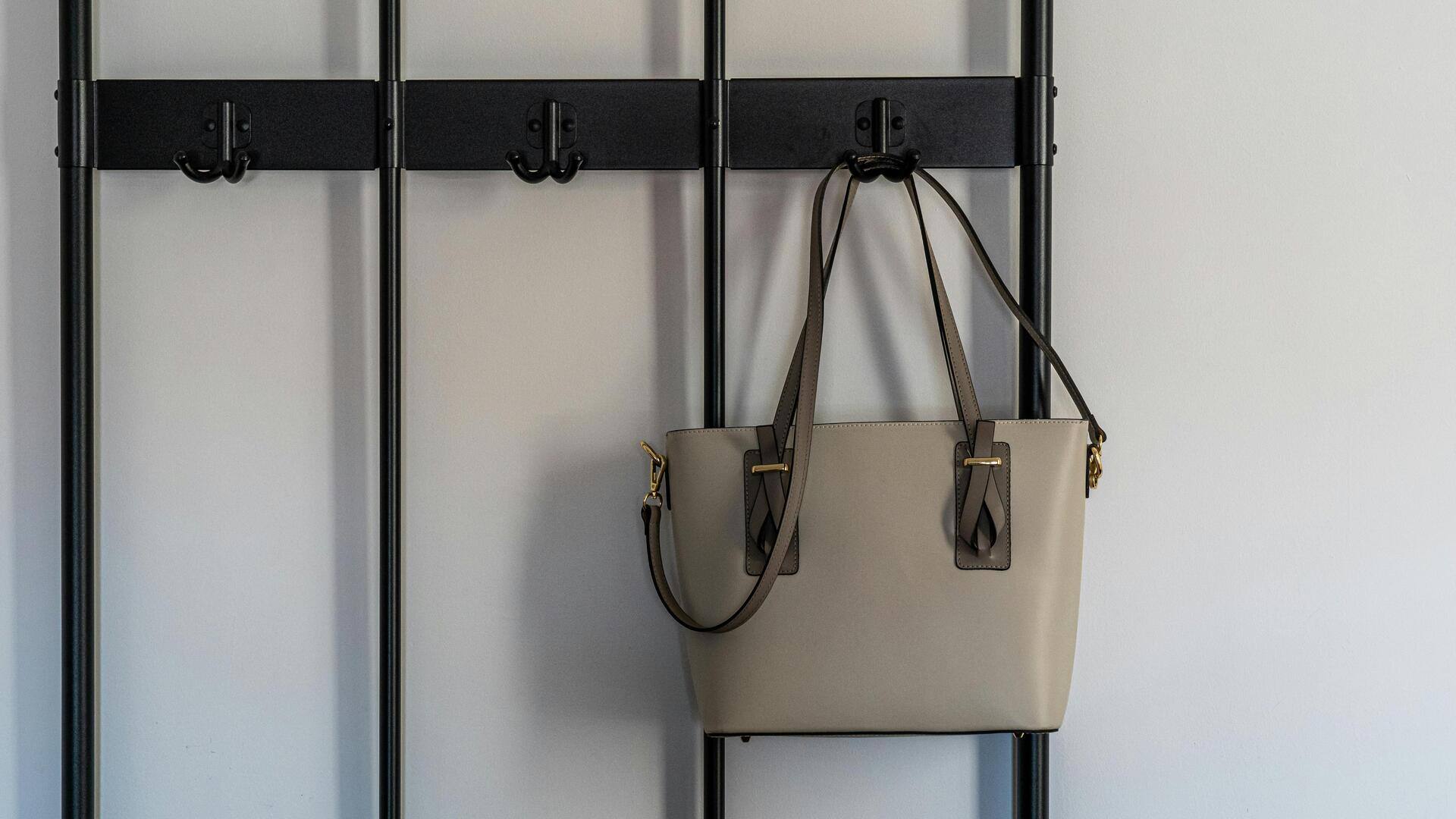 Lima tempat cerdas untuk menggantung tas sehari-hari di rumah