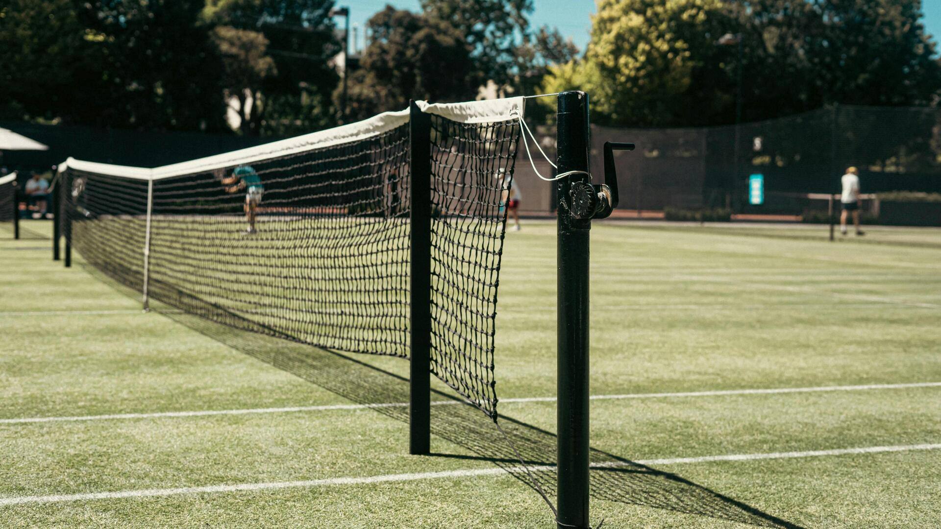 Mengapa jaring tenis melorot di tengah? Mengapa jaring tenis melorot di tengah?