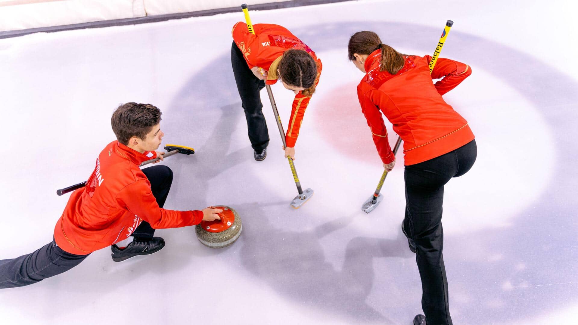 Mengapa menyapu memengaruhi jalur batu curling?