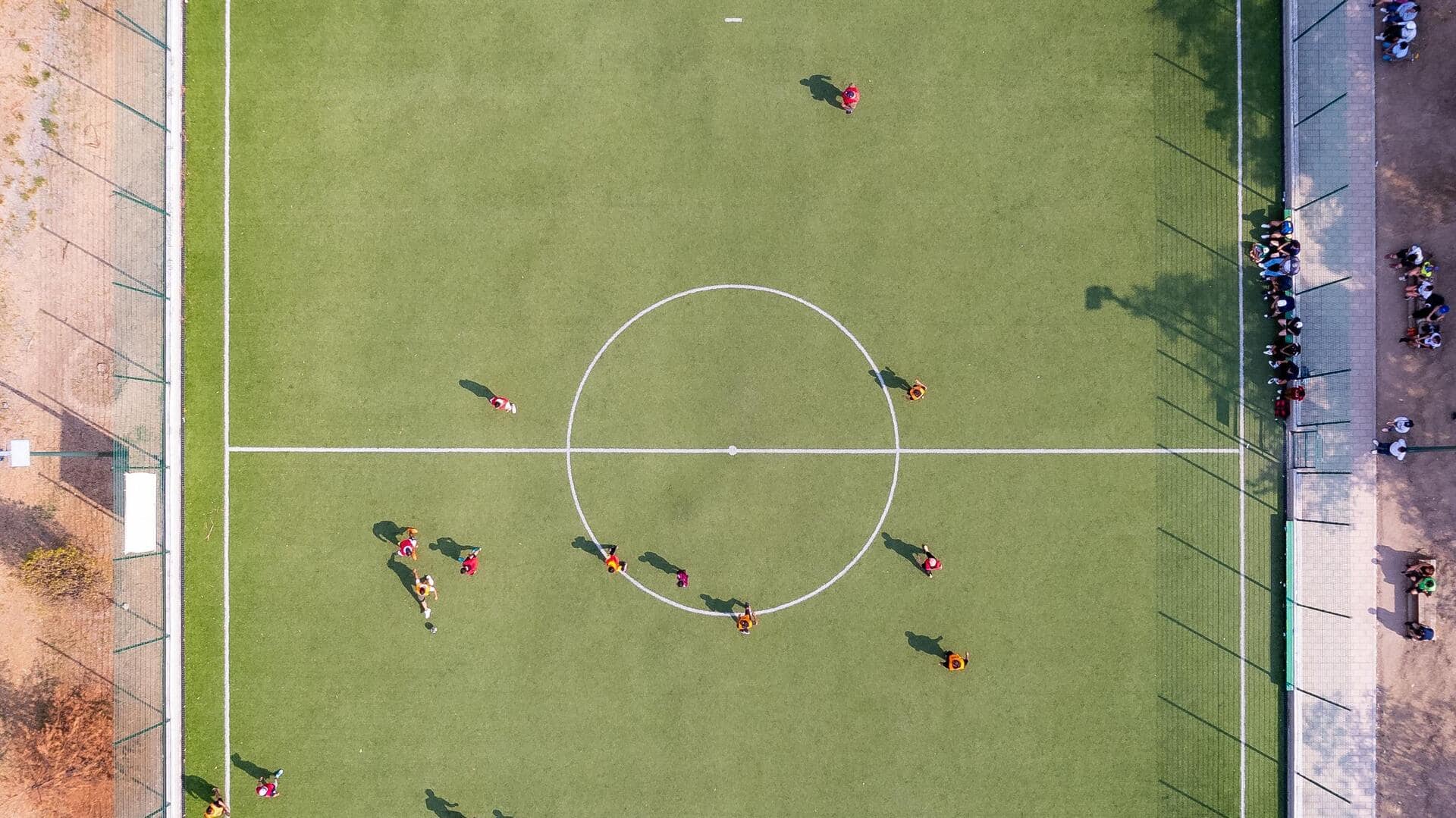Mengapa lapangan sepak bola memiliki garis rumput?
