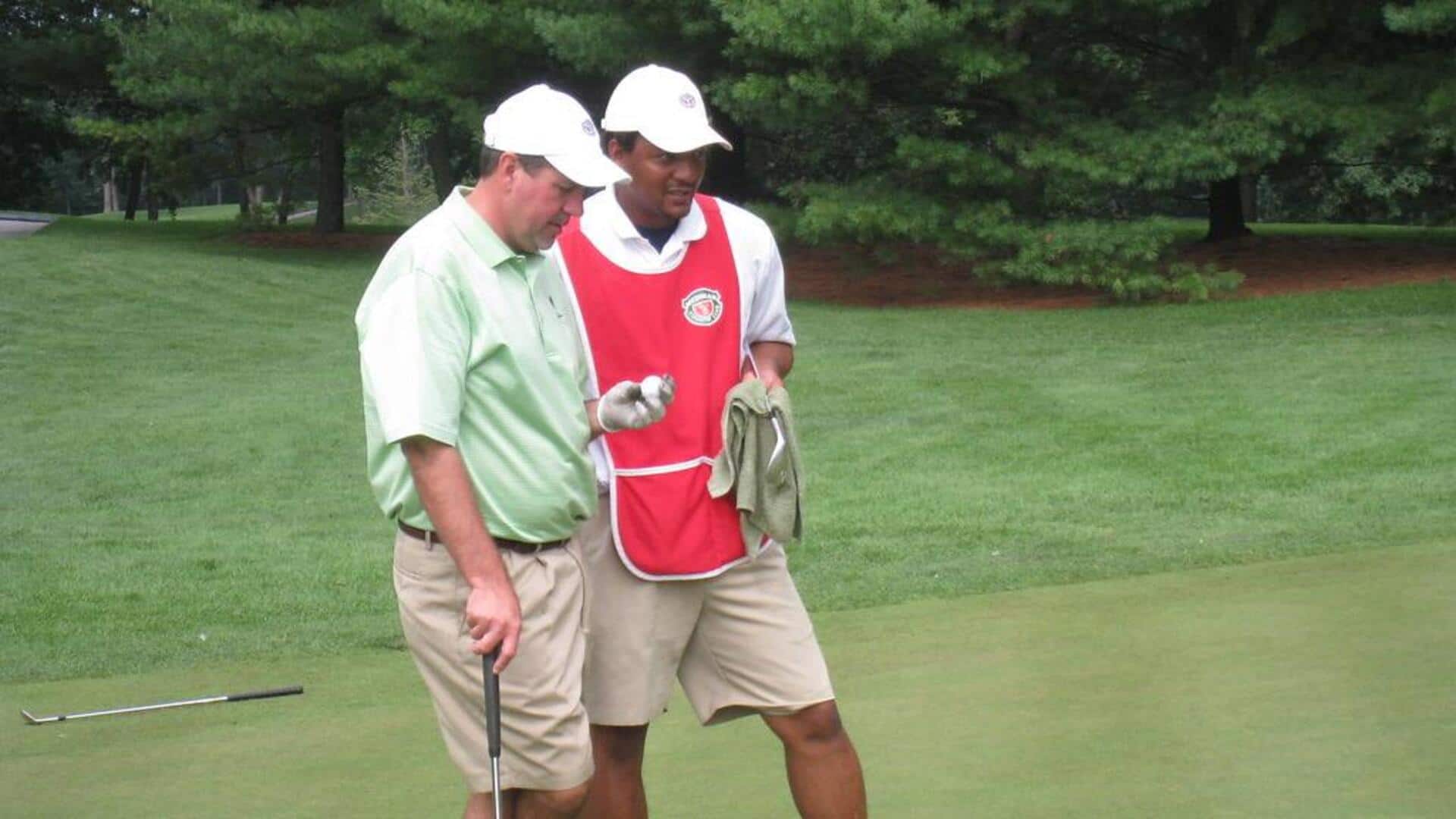 Mengapa caddy golf memakai seragam putih di turnamen?