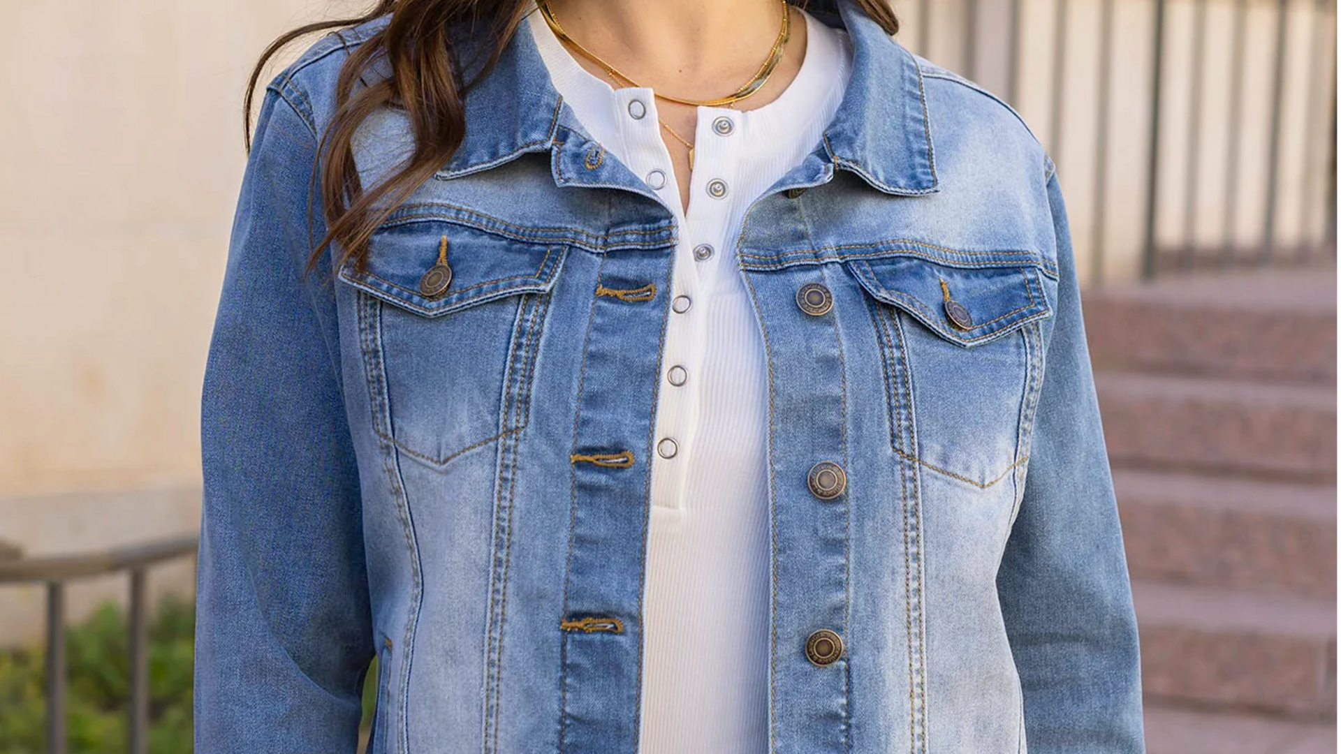 Lima gaya denim abadi yang harus ada di lemari pakaian