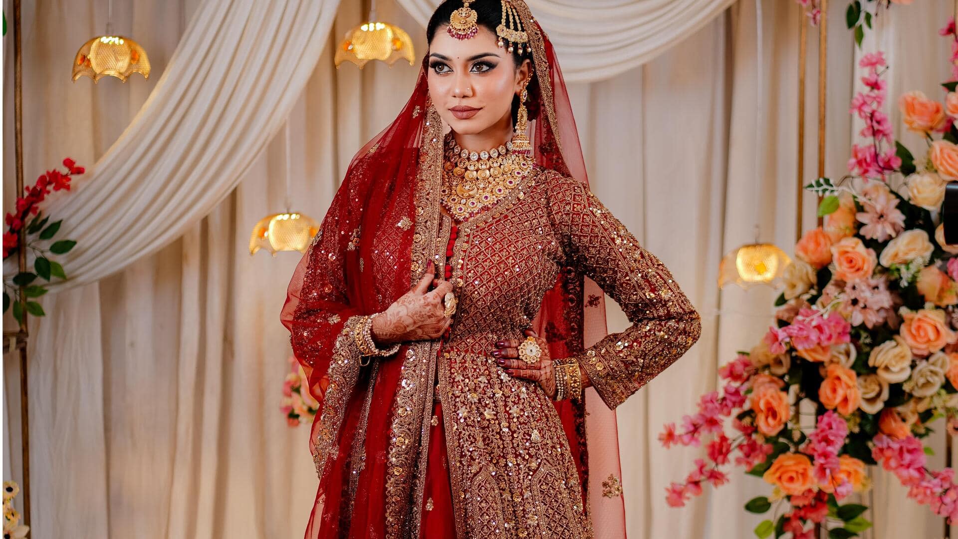 Warna metalik menghidupkan estetika busana pengantin India