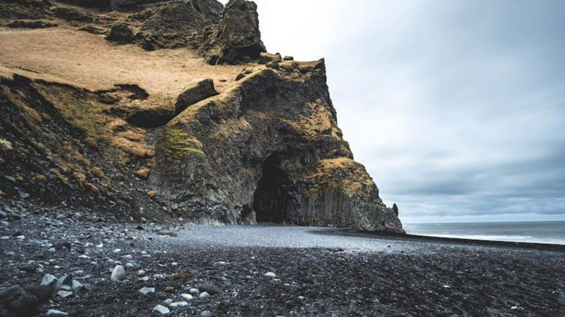 Menjelajahi Gua Lava Islandia yang Unik