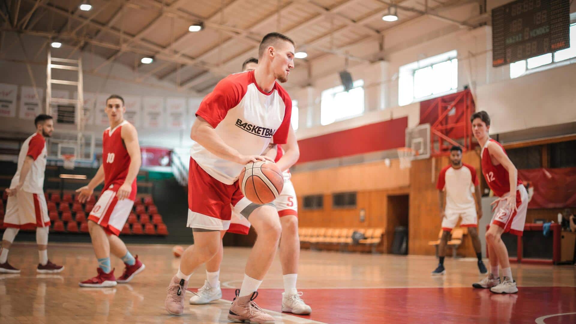 Mengapa beberapa lapangan basket memiliki lantai yang memantul?