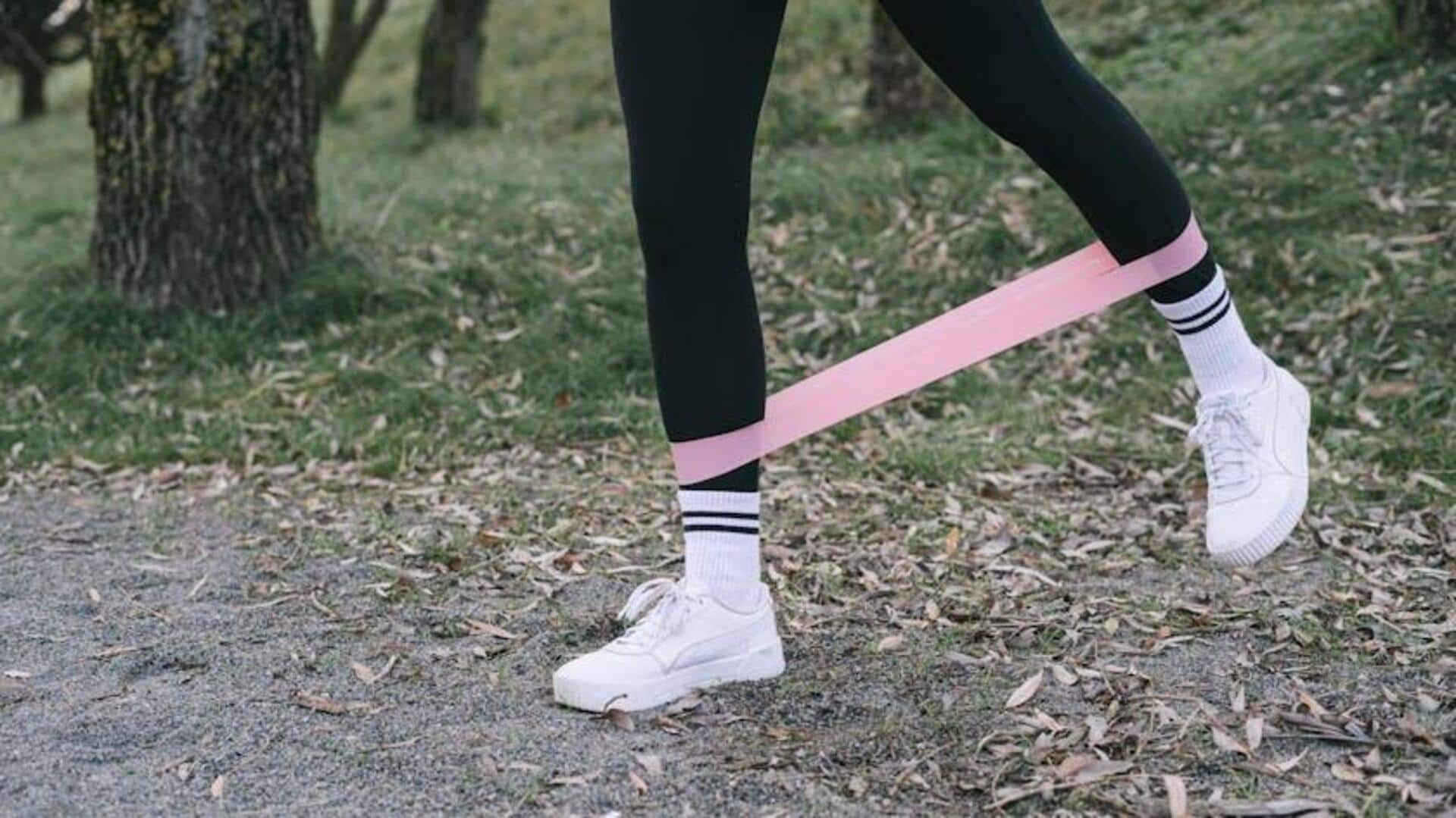 Mengencangkan Paha dengan Resistance Band