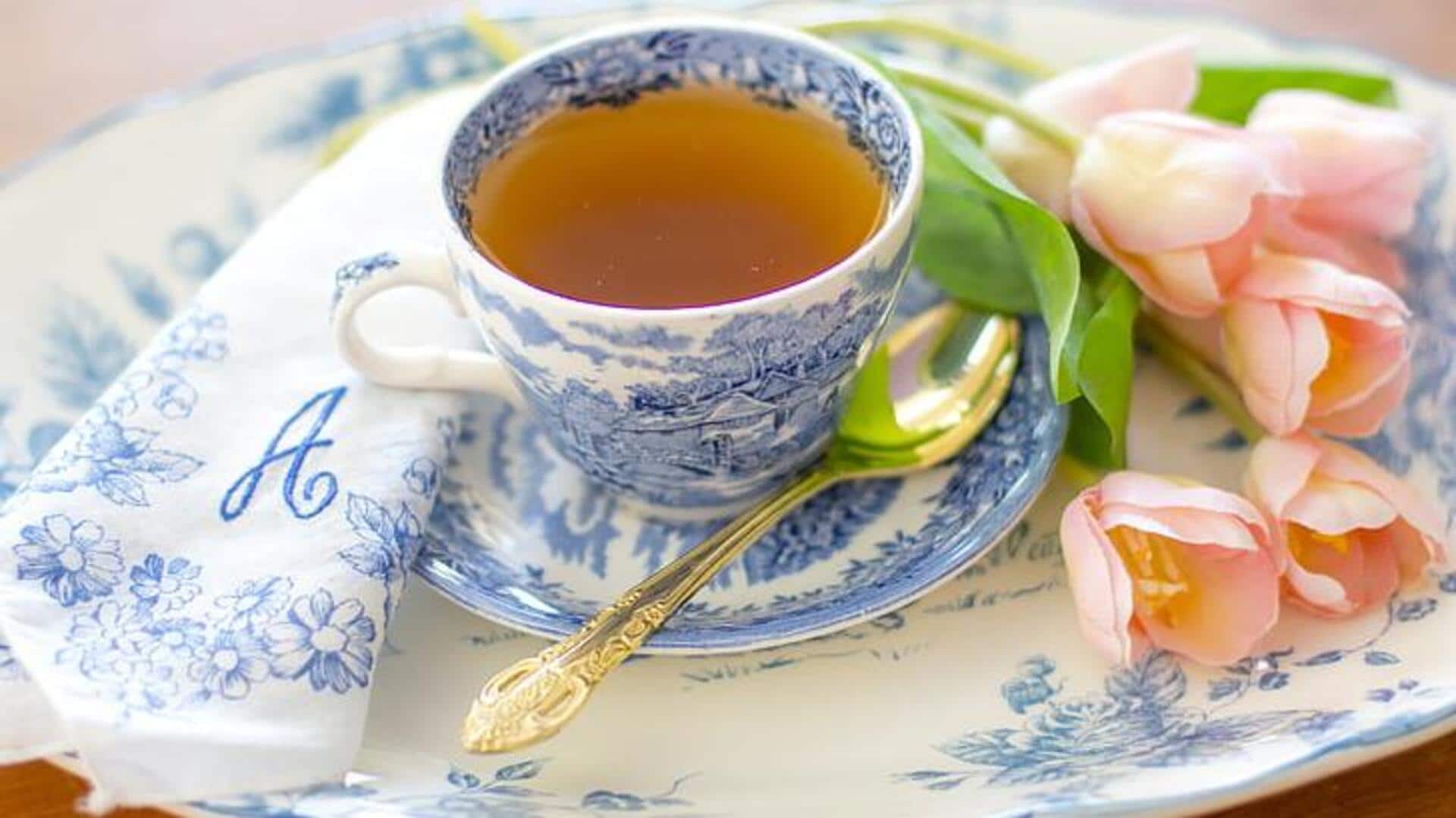 Ubah cangkir teh lama menjadi pot tanaman elegan