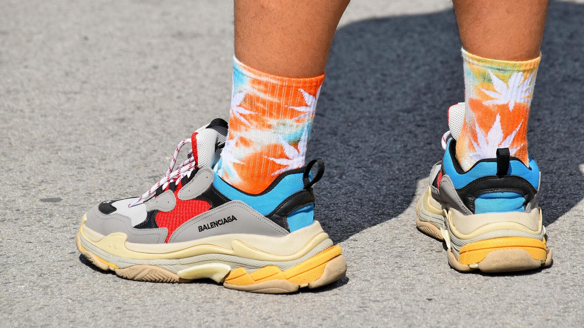 Mengapa pelari maraton memakai sepatu berwarna cerah?