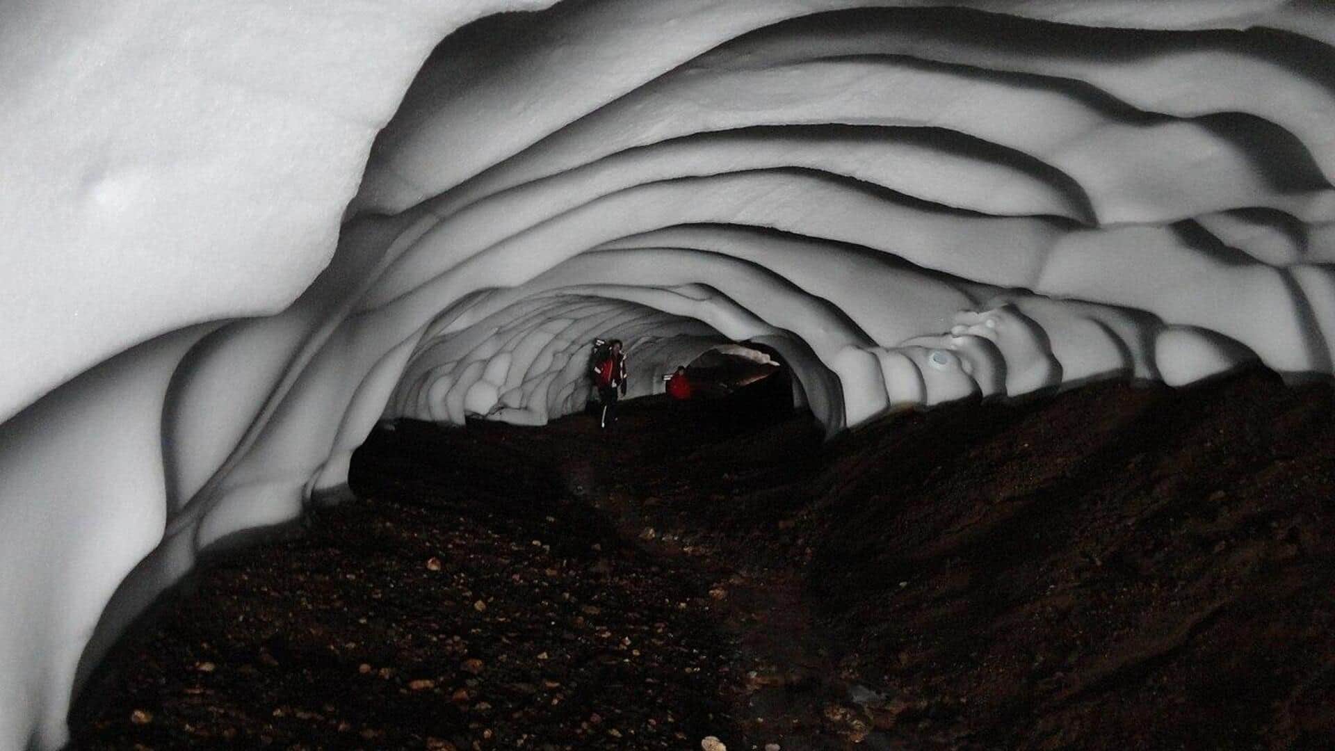 Menemukan Keajaiban Gua Gletser Islandia