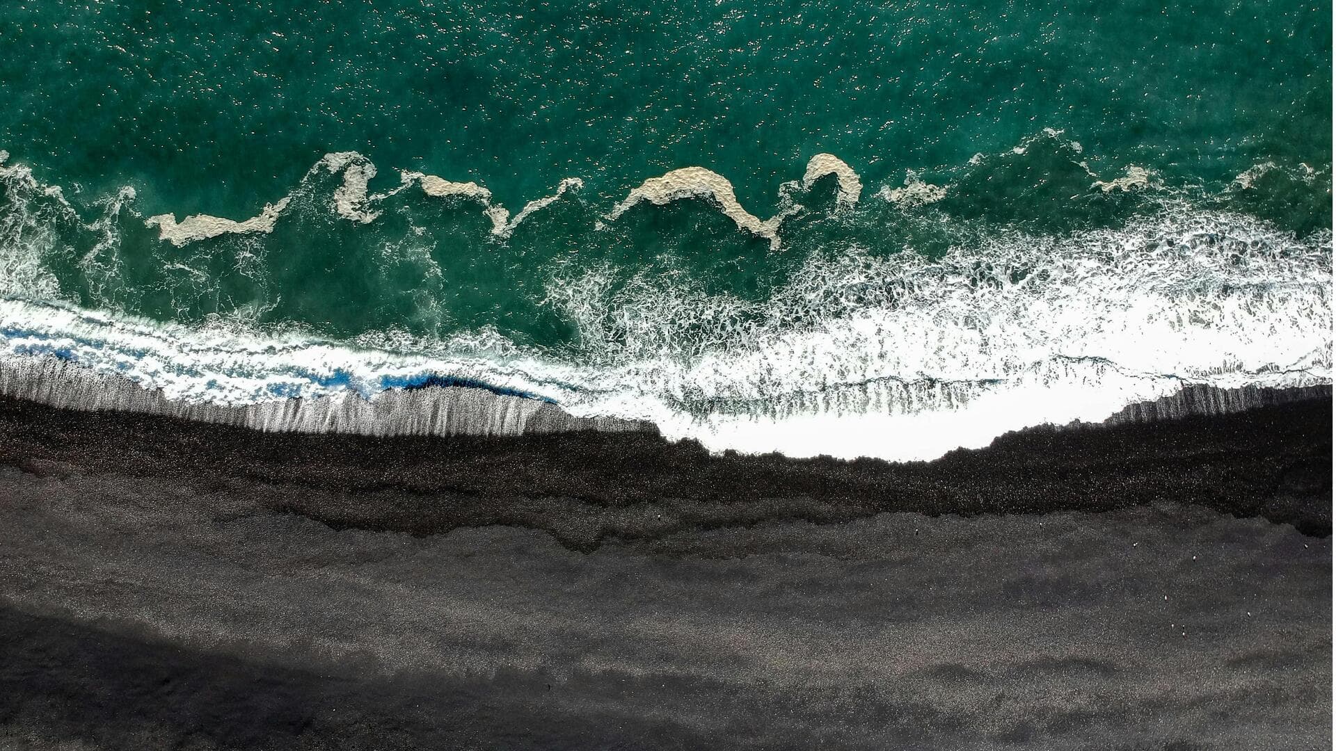 Menjelajahi Pantai Lava Hitam Reynisfjara, Islandia