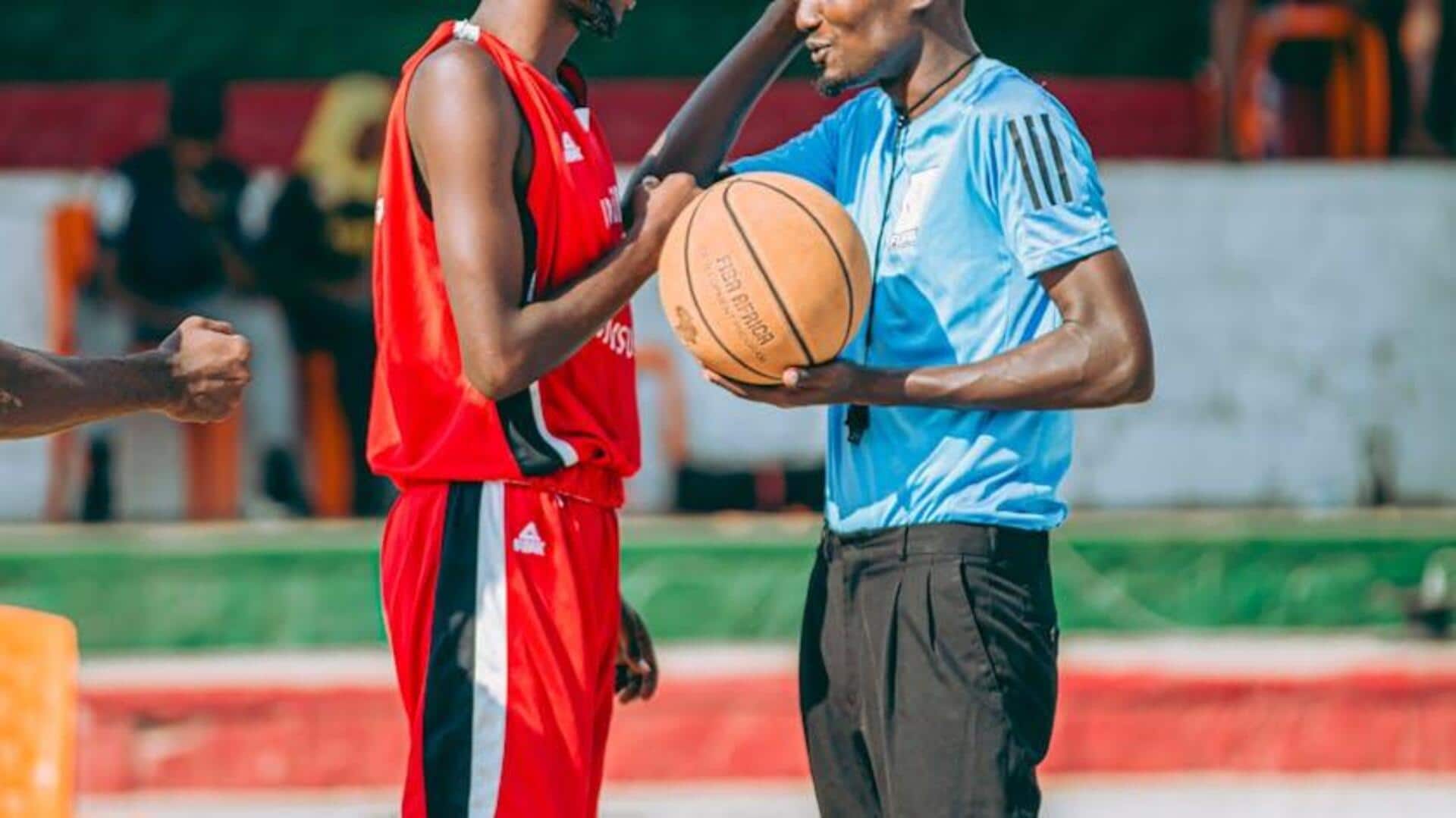 Mengapa wasit melempar bola lompat di awal pertandingan basket?
