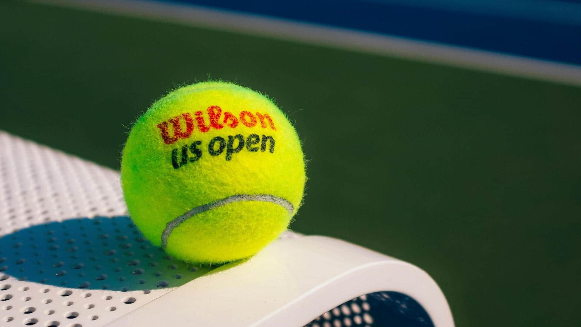 Mengapa jahitan bola tenis selalu terlihat?